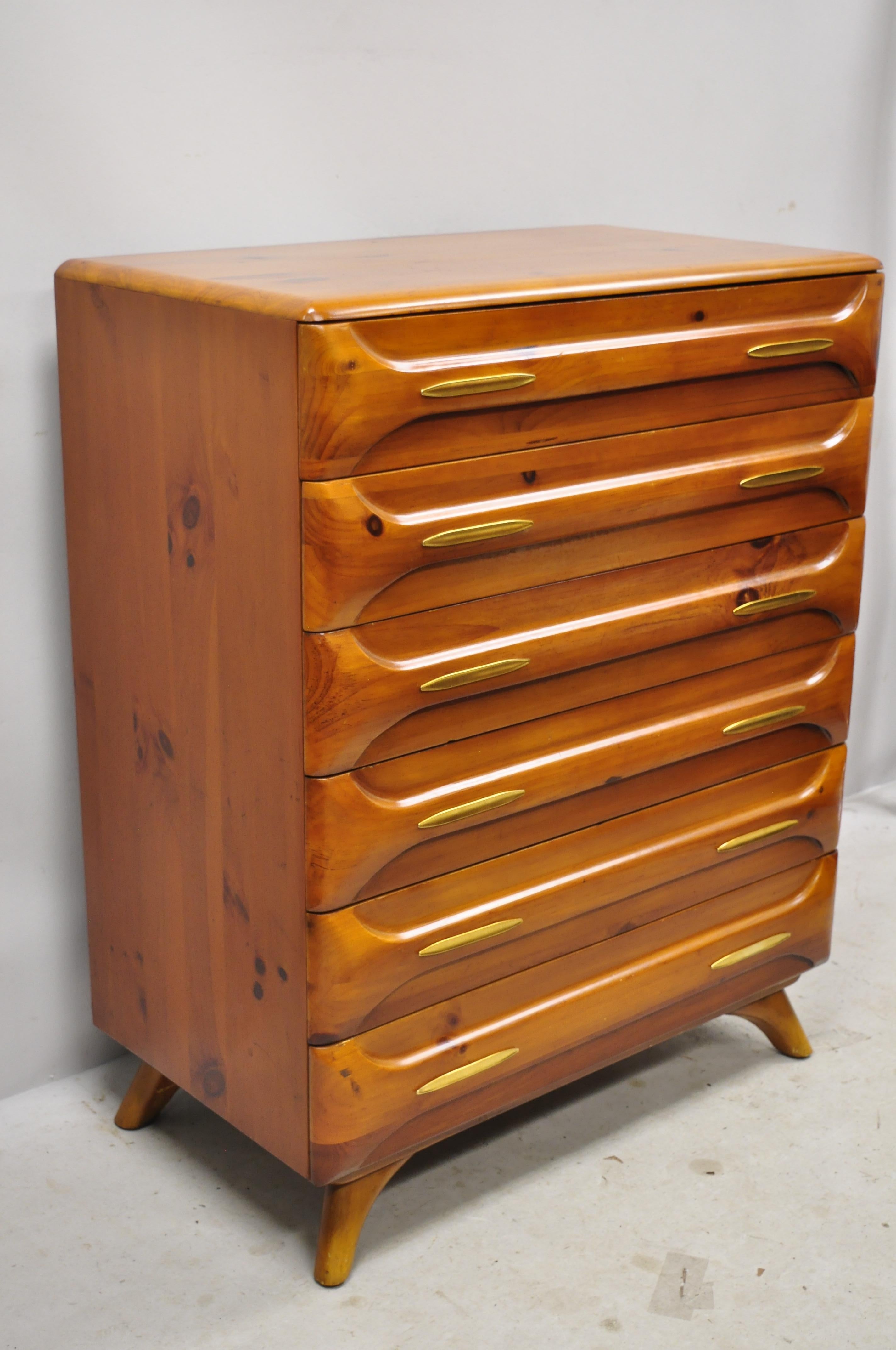 Mid-Century Modern Franklin Shockey sculptured pine wood 6-drawer chest dresser. Item features solid wood construction, beautiful wood grain, distressed finish, original label, 6 drawers, tapered legs, solid brass hardware, very nice vintage item,