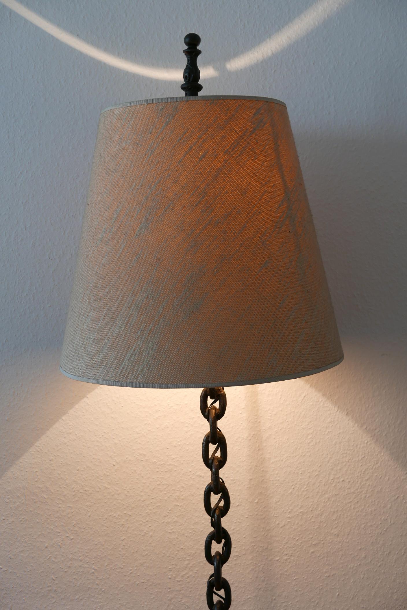 Lámpara de pie con cadena de hierro forjado estilo Franz West de mediados de siglo 1960, Alemania en venta 3