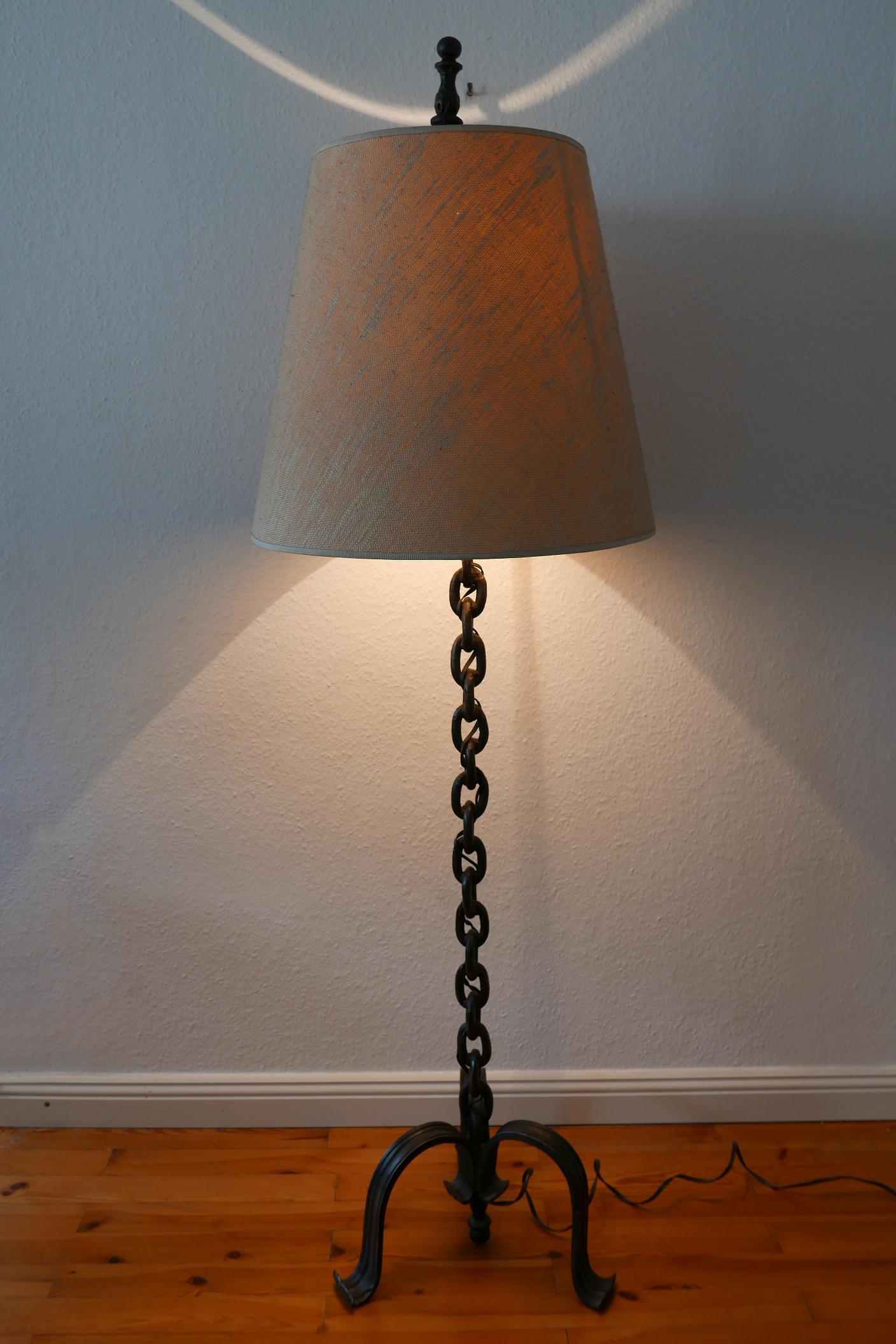 Lámpara de pie con cadena de hierro forjado estilo Franz West de mediados de siglo 1960, Alemania en venta 5