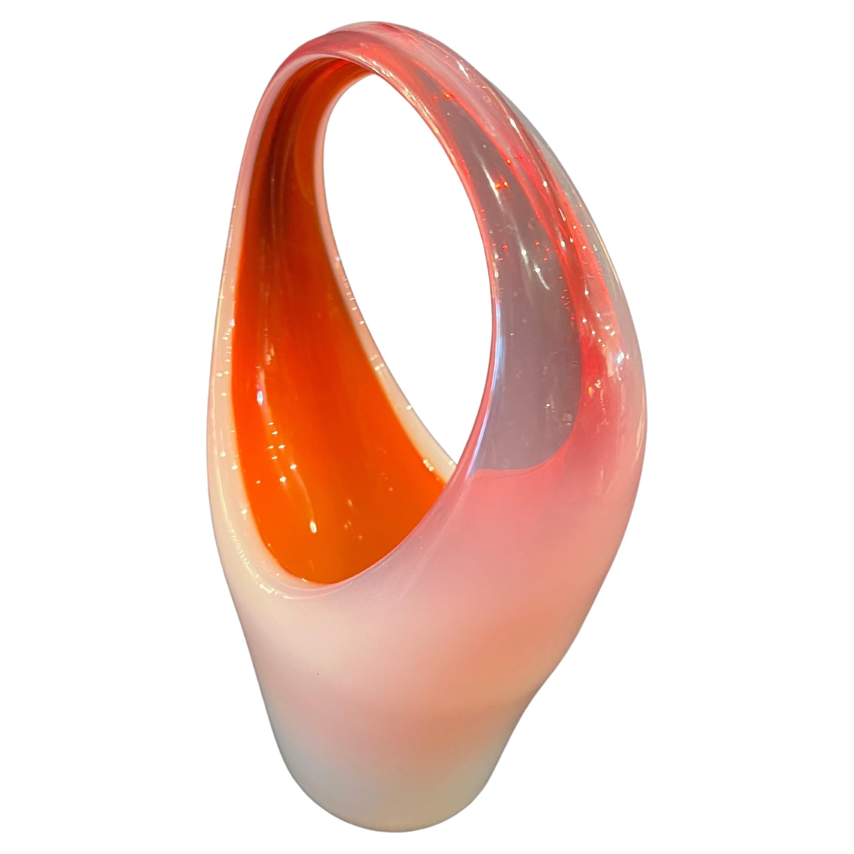 Bellissimo vaso a cestello in vetro soffiato bianco con interno color arancio sangue, in ottime condizioni, senza scheggiature o crepe.