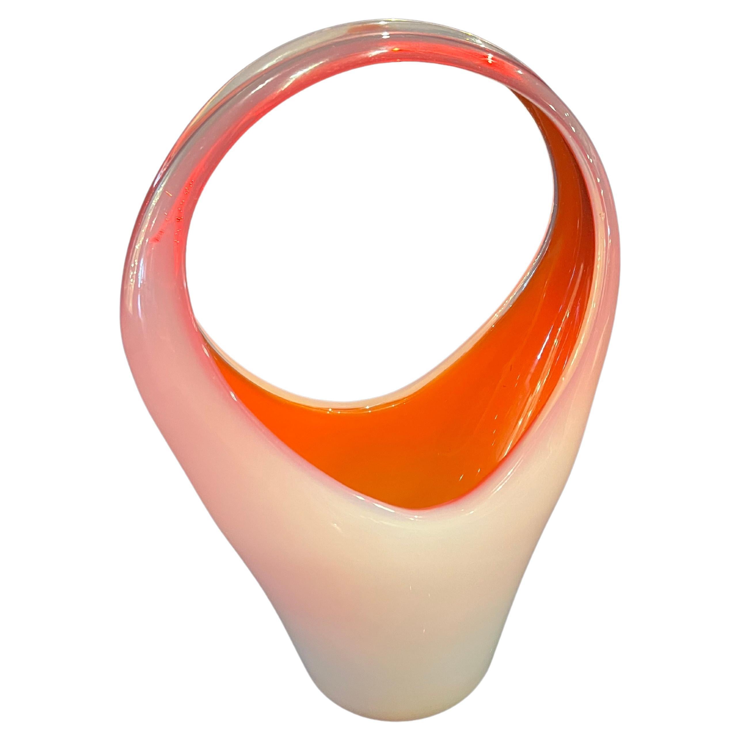 Mid-Century moderno Vaso a cestello in vetro di Murano incamiciato bianco di Fratelli Toso, metà del secolo scorso. in vendita