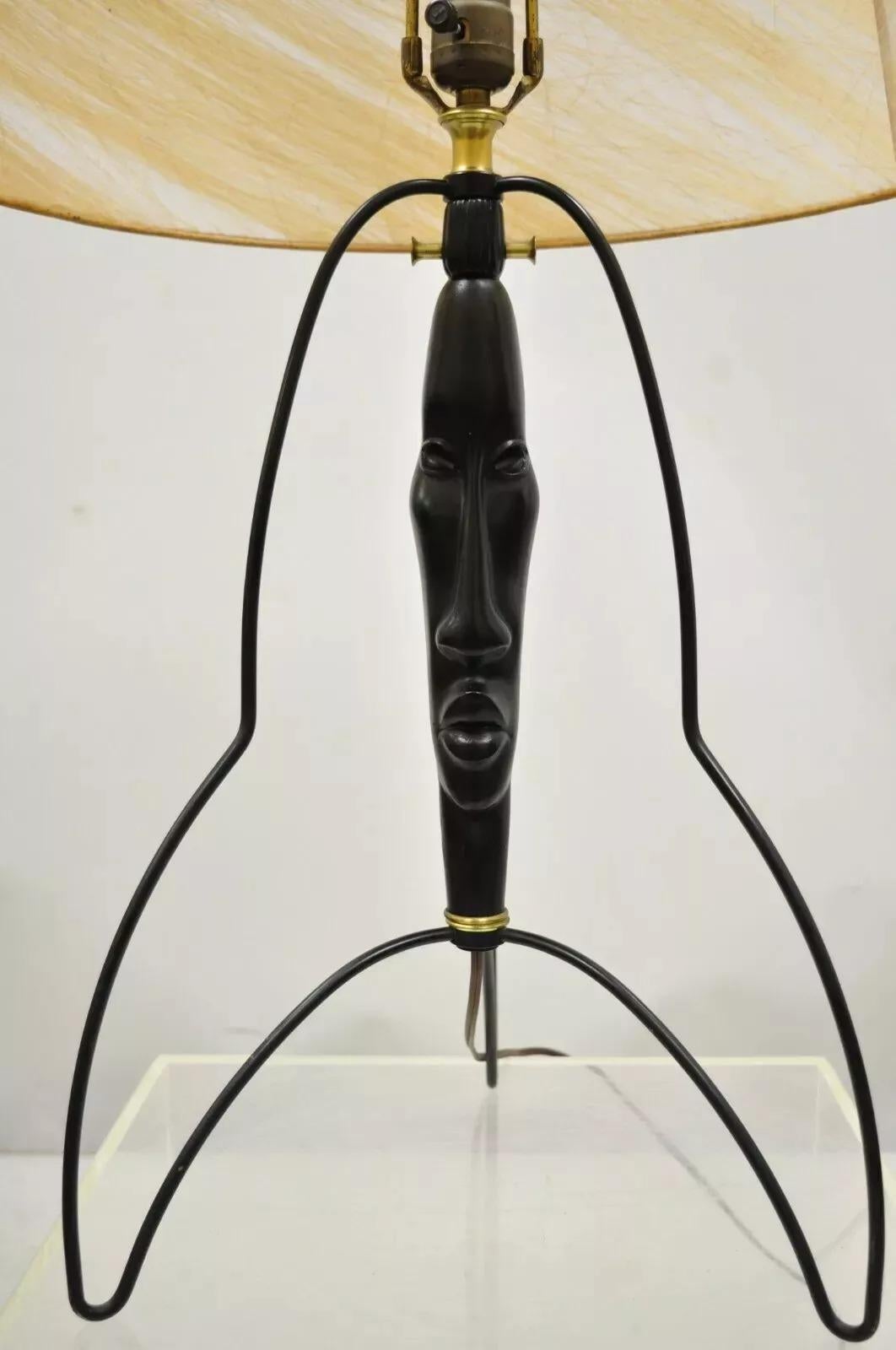 Lámpara de sobremesa de hierro con cabeza de busto de estilo Frederick Weinberg de mediados del siglo XX. El artículo tiene una pantalla de mica, marco de metal con busto de metal, artículo vintage muy bonito, gran estilo y forma. Fabricante sin