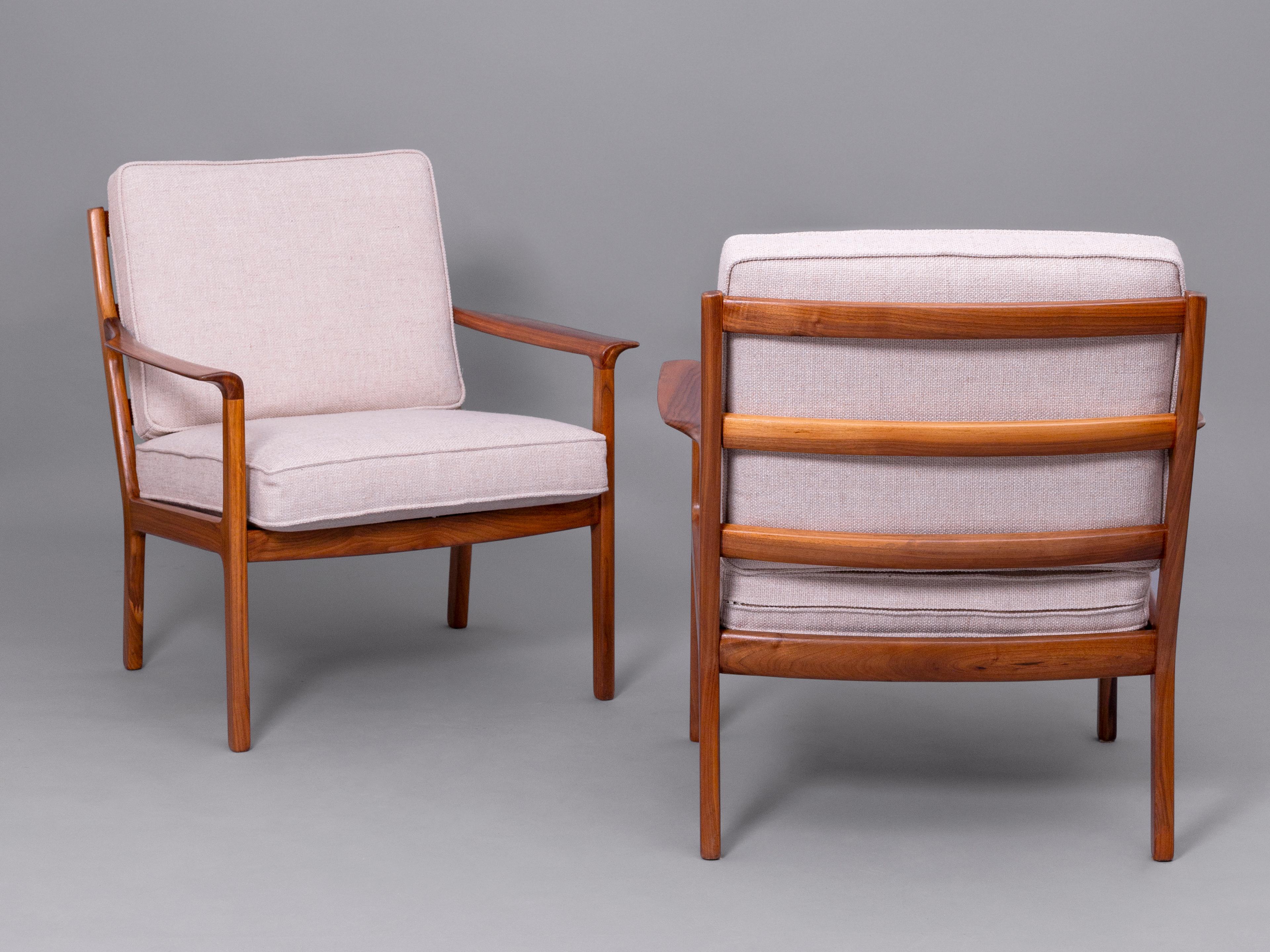 Mid-Century Modern Mid-century modern Fredrik Kayser ‘935’ Walnut Armchairs For Sale
