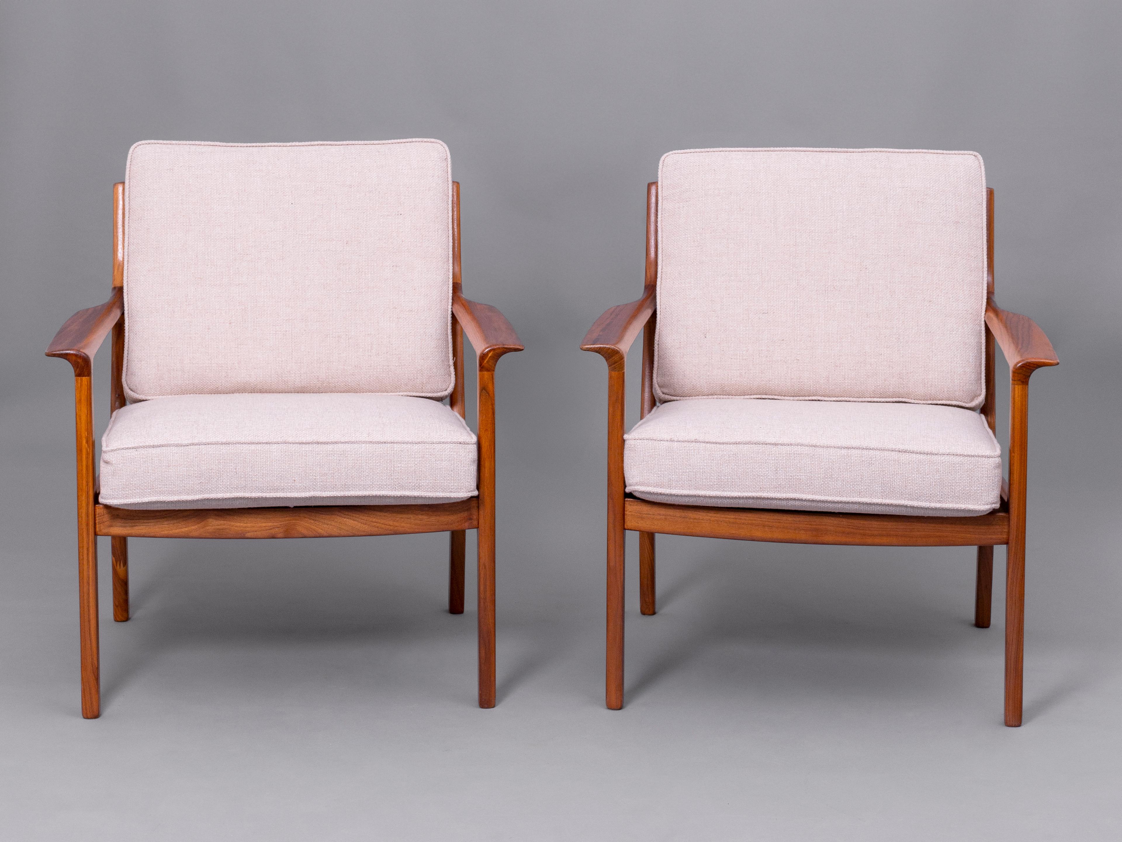 Swedish Mid-century modern Fredrik Kayser ‘935’ Walnut Armchairs For Sale