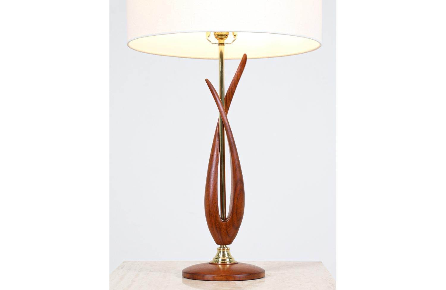 Expertly Restored - Mid-Century Modern Free-Form Walnut Table Lamp In Excellent Condition For Sale In Los Angeles, CA