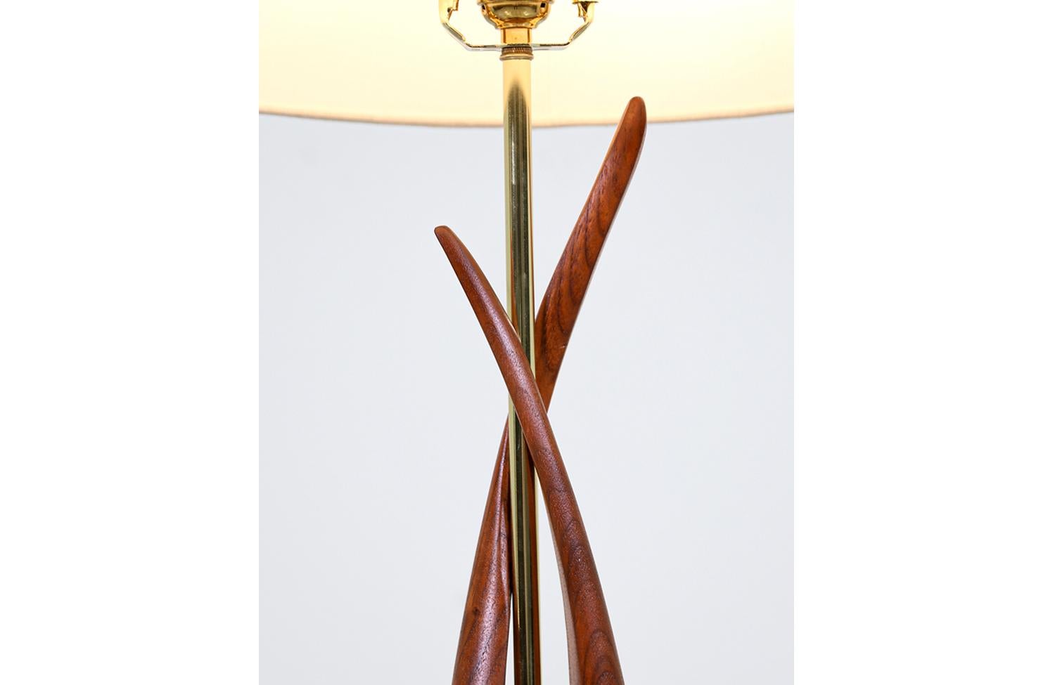 Mid-20th Century Expertly Restored - Mid-Century Modern Free-Form Walnut Table Lamp For Sale
