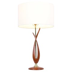 Restaurée par des experts - Lampe de table en noyer de forme libre et moderne du milieu du siècle dernier