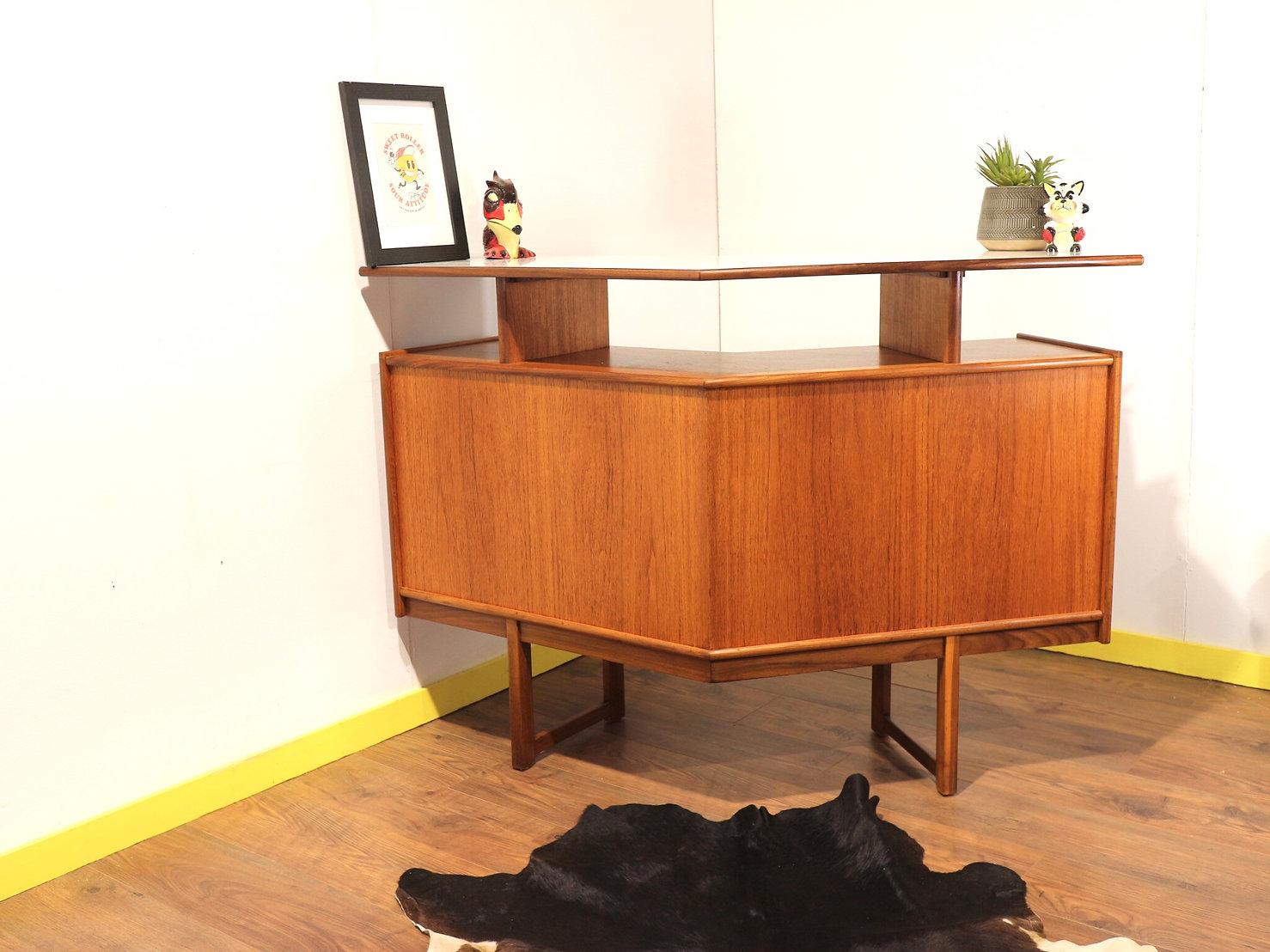 A fabulous and very well made vintage teak drinks bar, dating from the 1960s. This was made in England by Turnidge.

It is of excellent quality and is very impressive. This is made from beautifully grained teak, with a formica serving top. It sits