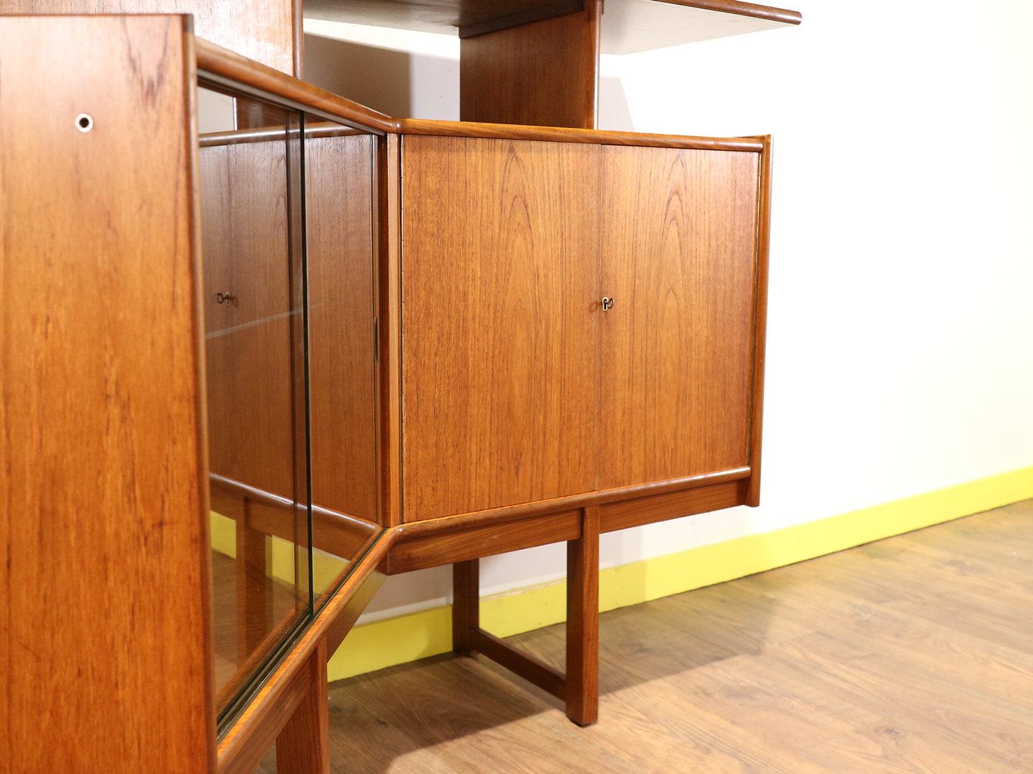 Mid-Century Modern Free Standing Bar Drinks Cabinet by Turnidge of London In Good Condition In Los Angeles, CA