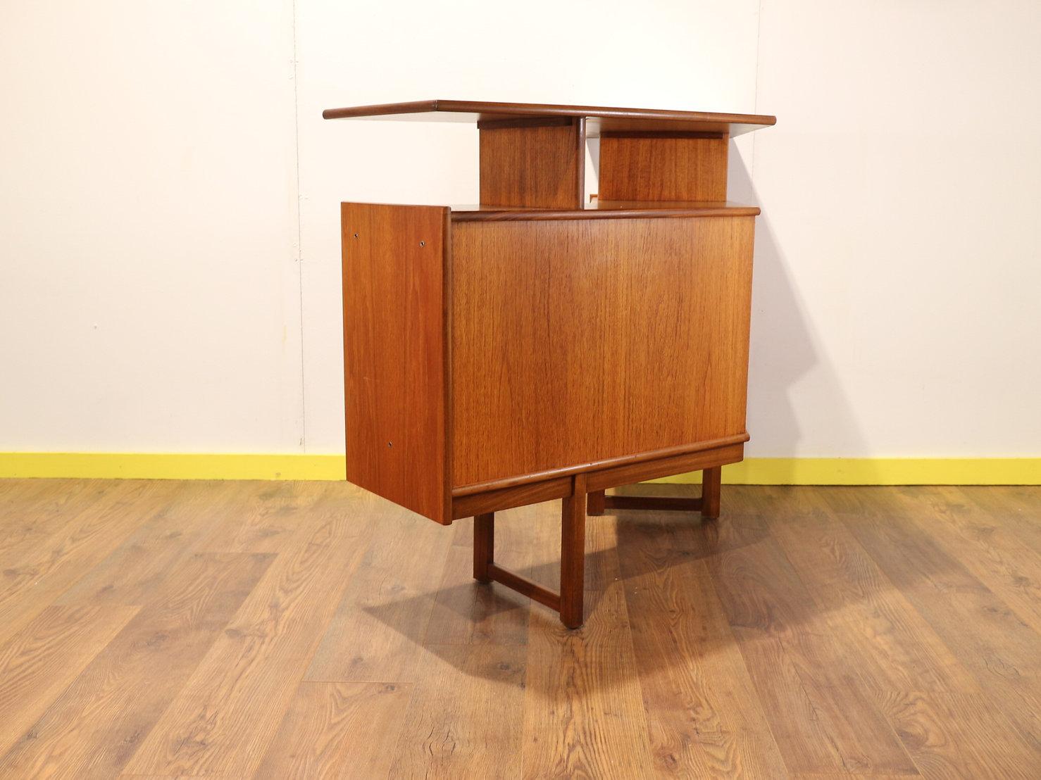 Mid-Century Modern Free Standing Bar Drinks Cabinet by Turnidge of London 2