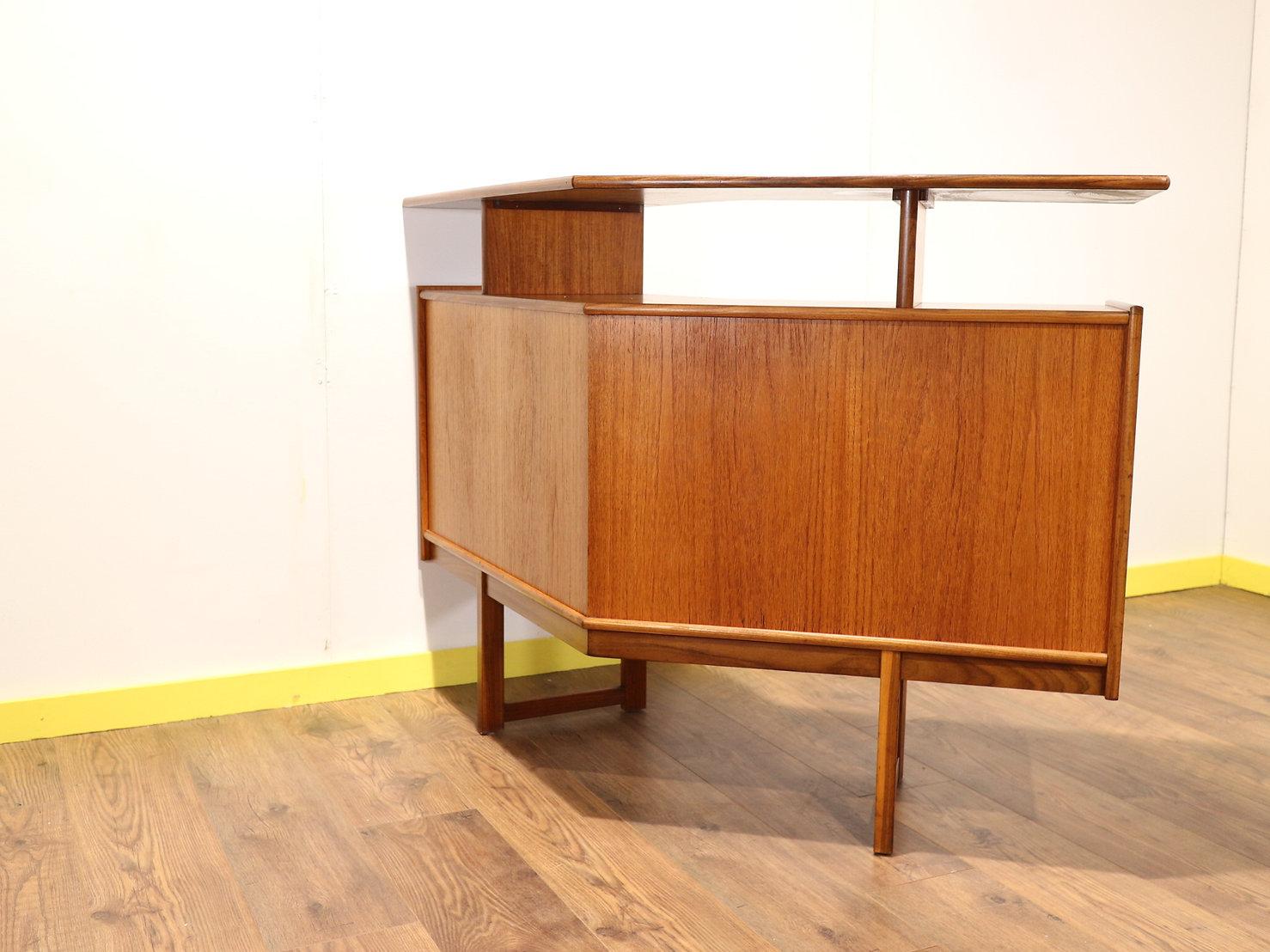 Mid-Century Modern Free Standing Bar Drinks Cabinet by Turnidge of London 3
