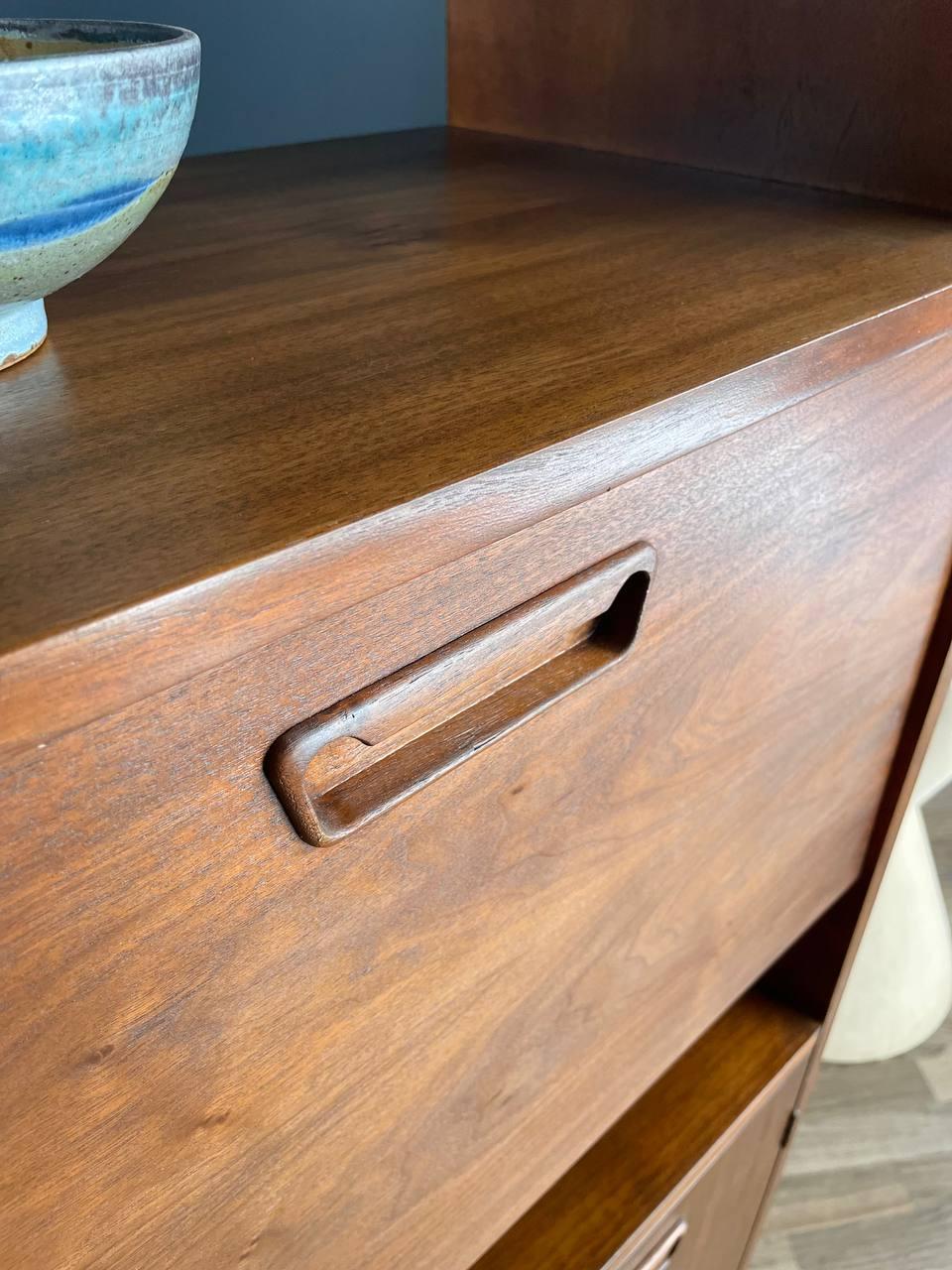 Mid-Century Modern Free-Standing Walnut Bookshelf 5