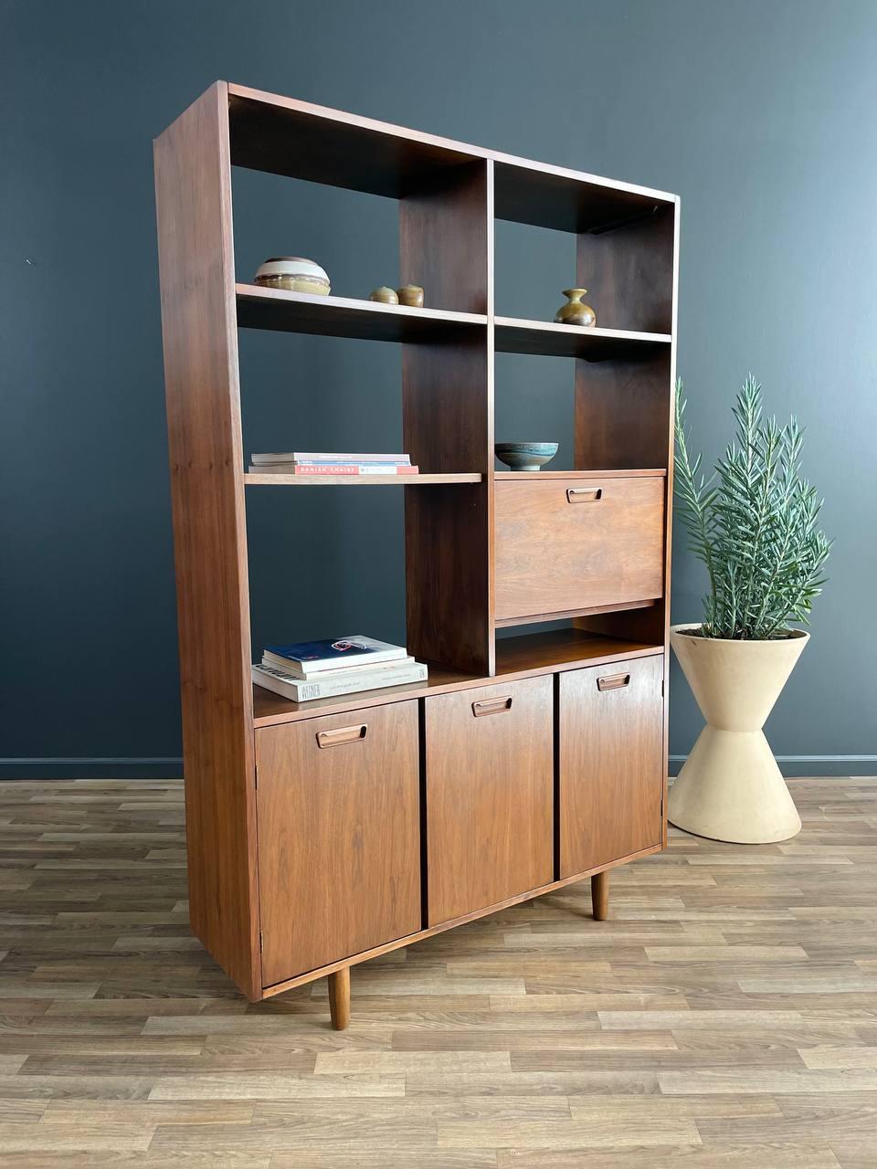 Mid-Century Modern Free-Standing Walnut Bookshelf In Good Condition In Los Angeles, CA