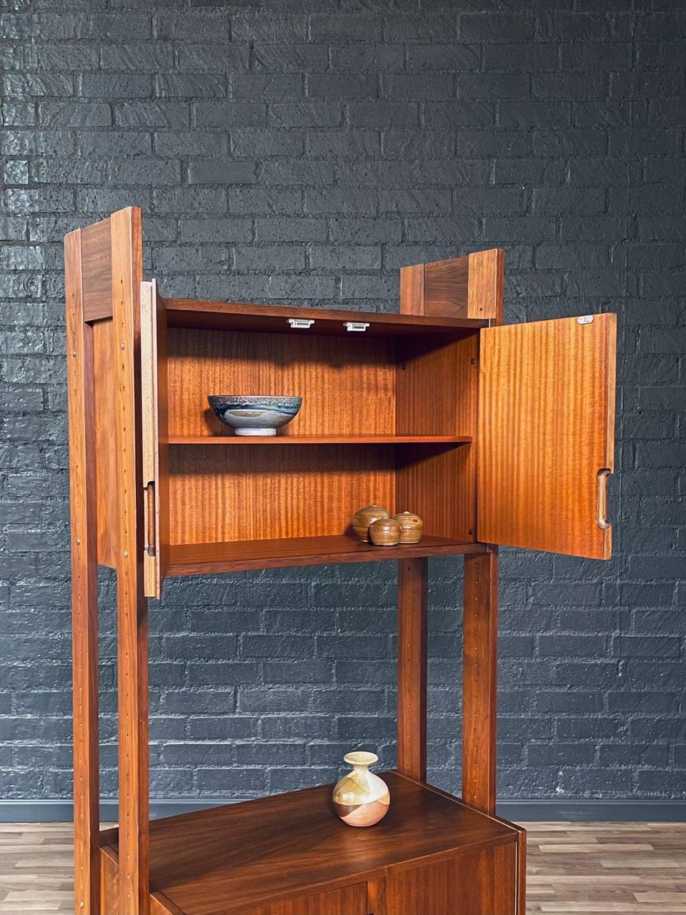 Mid-Century Modern Free-Standing Walnut Bookshelf Storage Unit In Good Condition For Sale In Los Angeles, CA