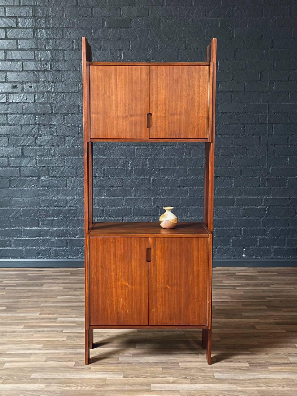 Mid-Century Modern Free-Standing Walnut Bookshelf Storage Unit For Sale 1