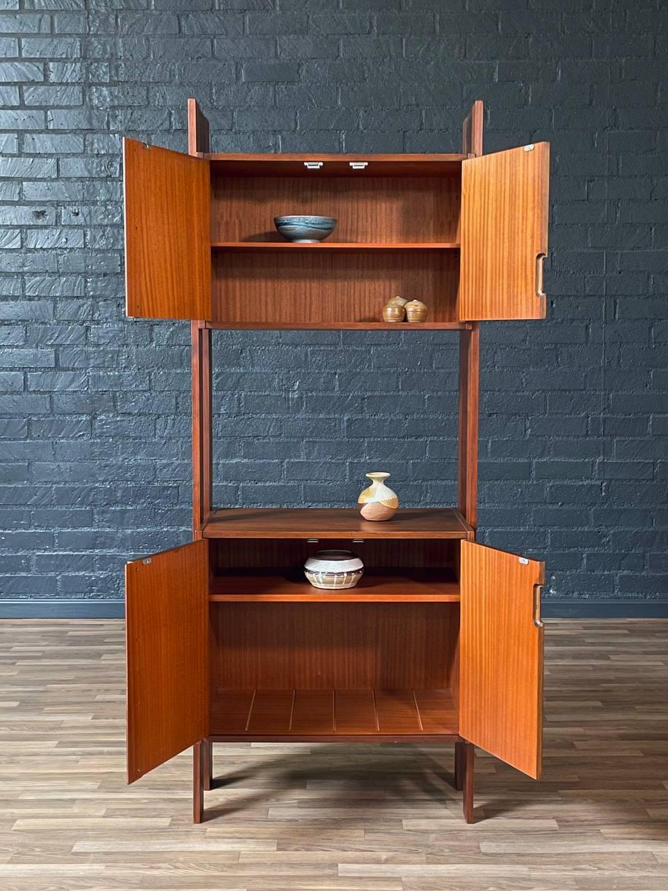 Mid-Century Modern Free-Standing Walnut Bookshelf Storage Unit For Sale 2