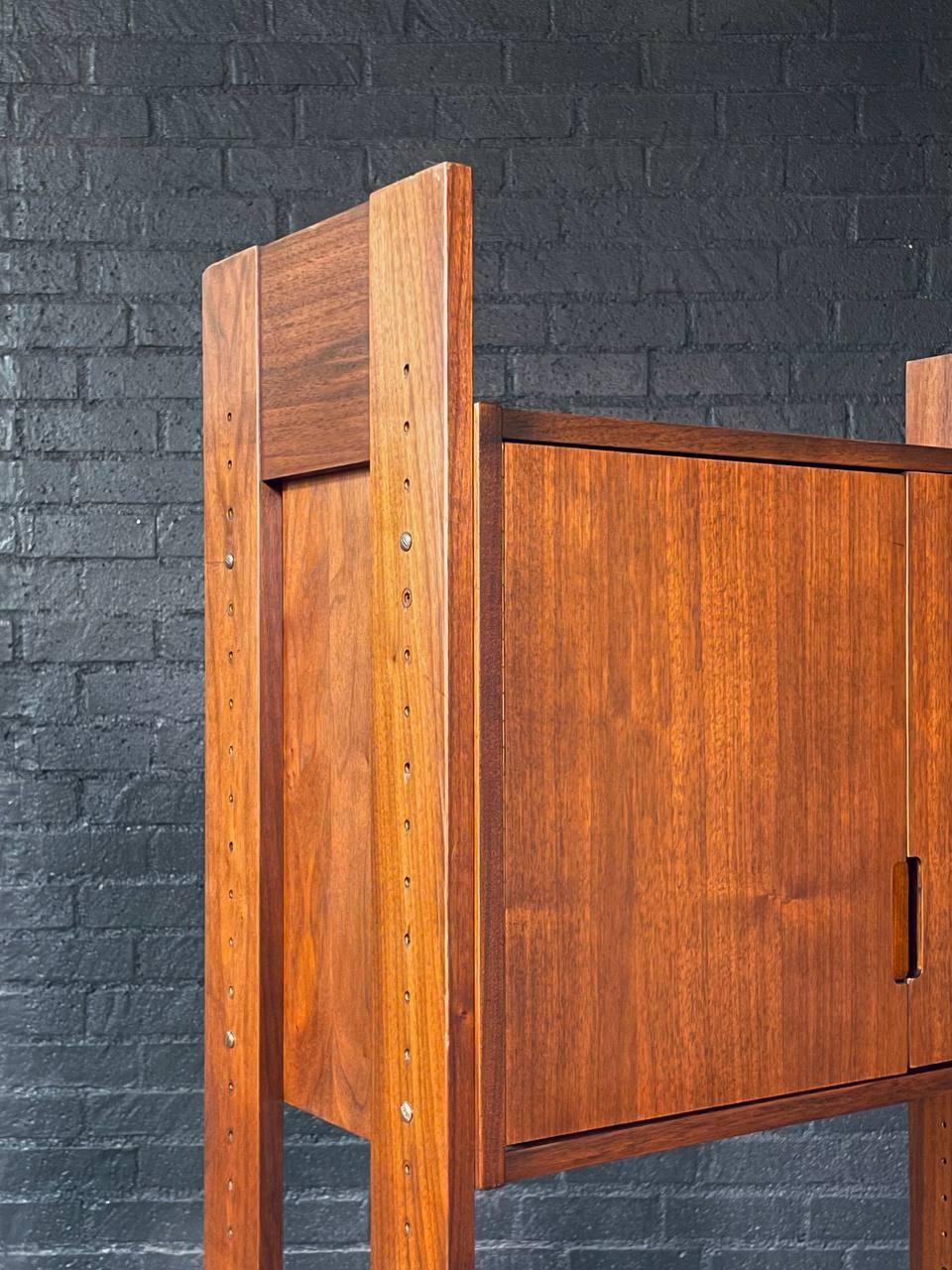 Mid-Century Modern Free-Standing Walnut Bookshelf Storage Unit For Sale 4