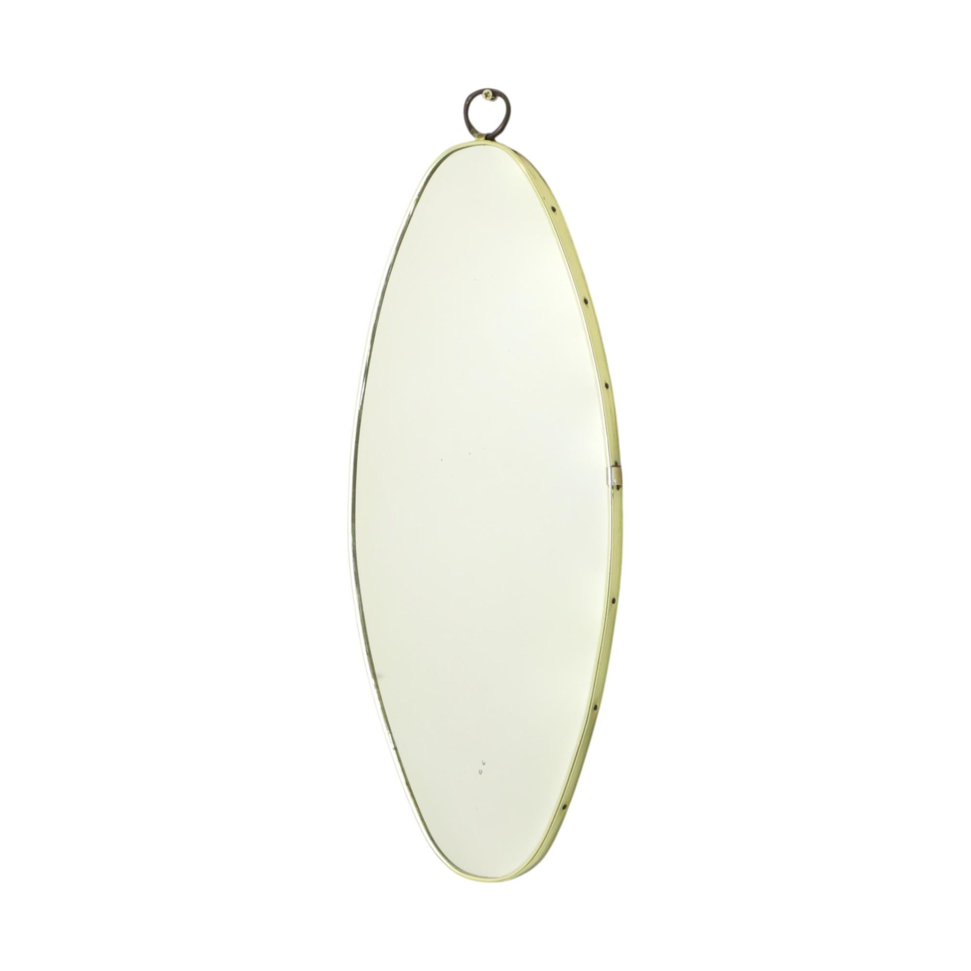 Un affascinante specchio a forma libera di metà secolo moderno o rockabilly degli anni '50, composto da una base in legno con una fascia di plastica dorata tutt'intorno, probabilmente belga.

Questi specchi a forma libera sono disponibili in tutte