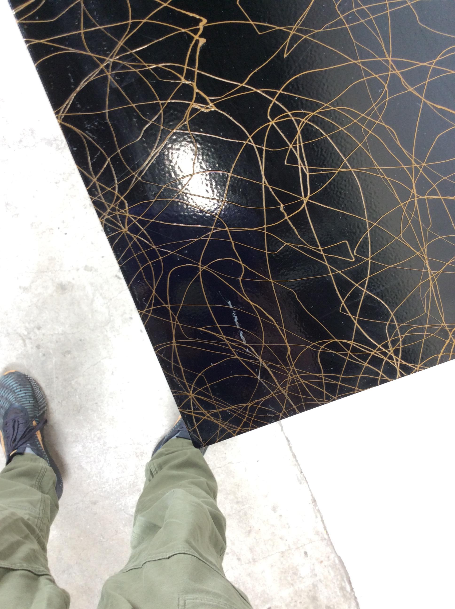 Máquina expendedora de periódicos independiente de mediados del siglo XX sobre patas de horquilla en venta 4