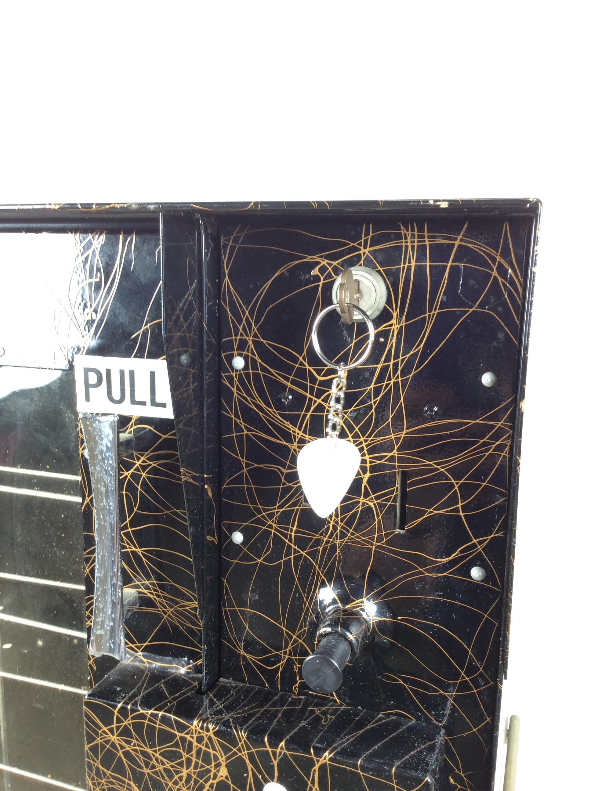 Máquina expendedora de periódicos independiente de mediados del siglo XX sobre patas de horquilla en venta 6