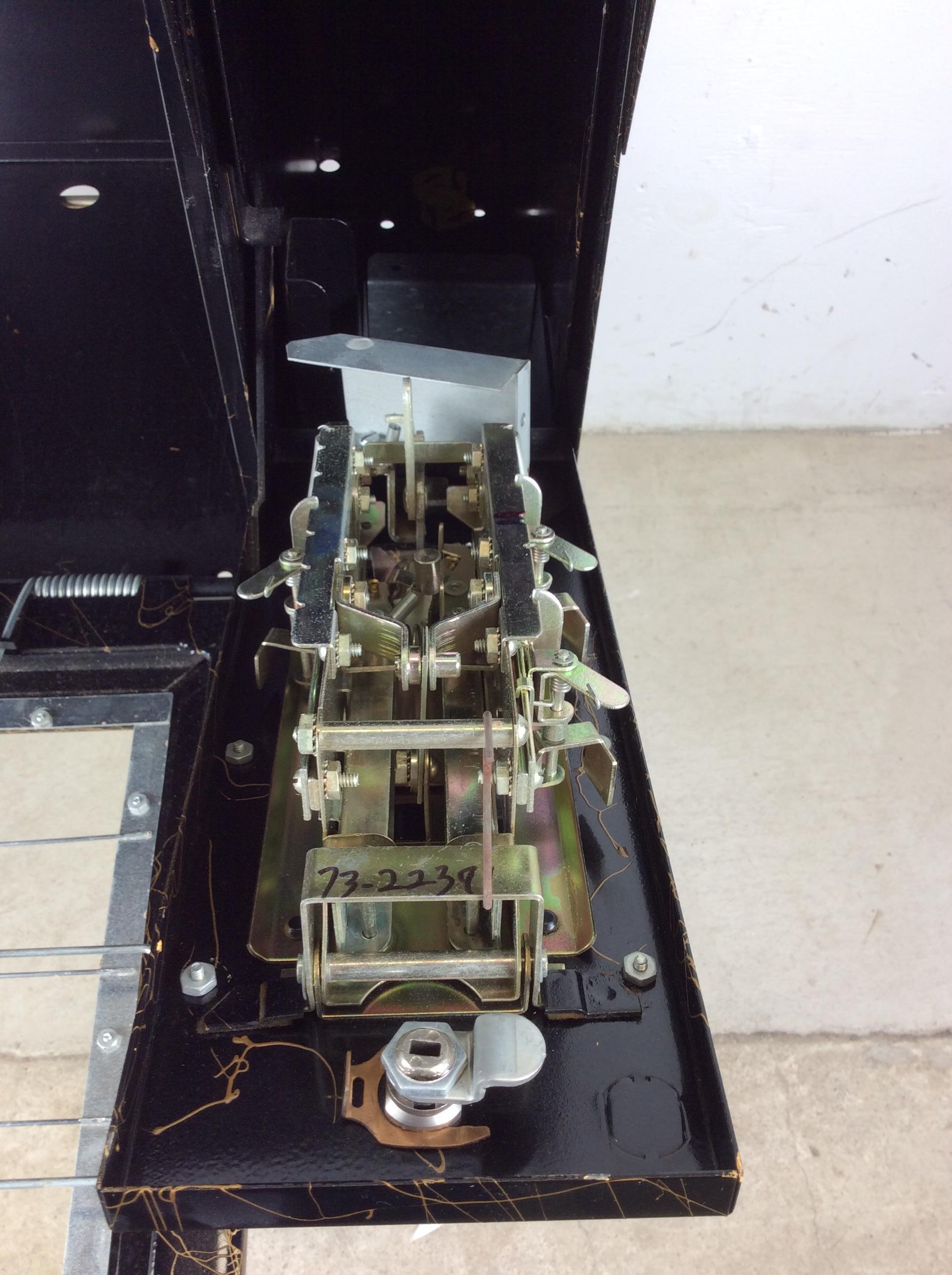 Máquina expendedora de periódicos independiente de mediados del siglo XX sobre patas de horquilla en venta 7