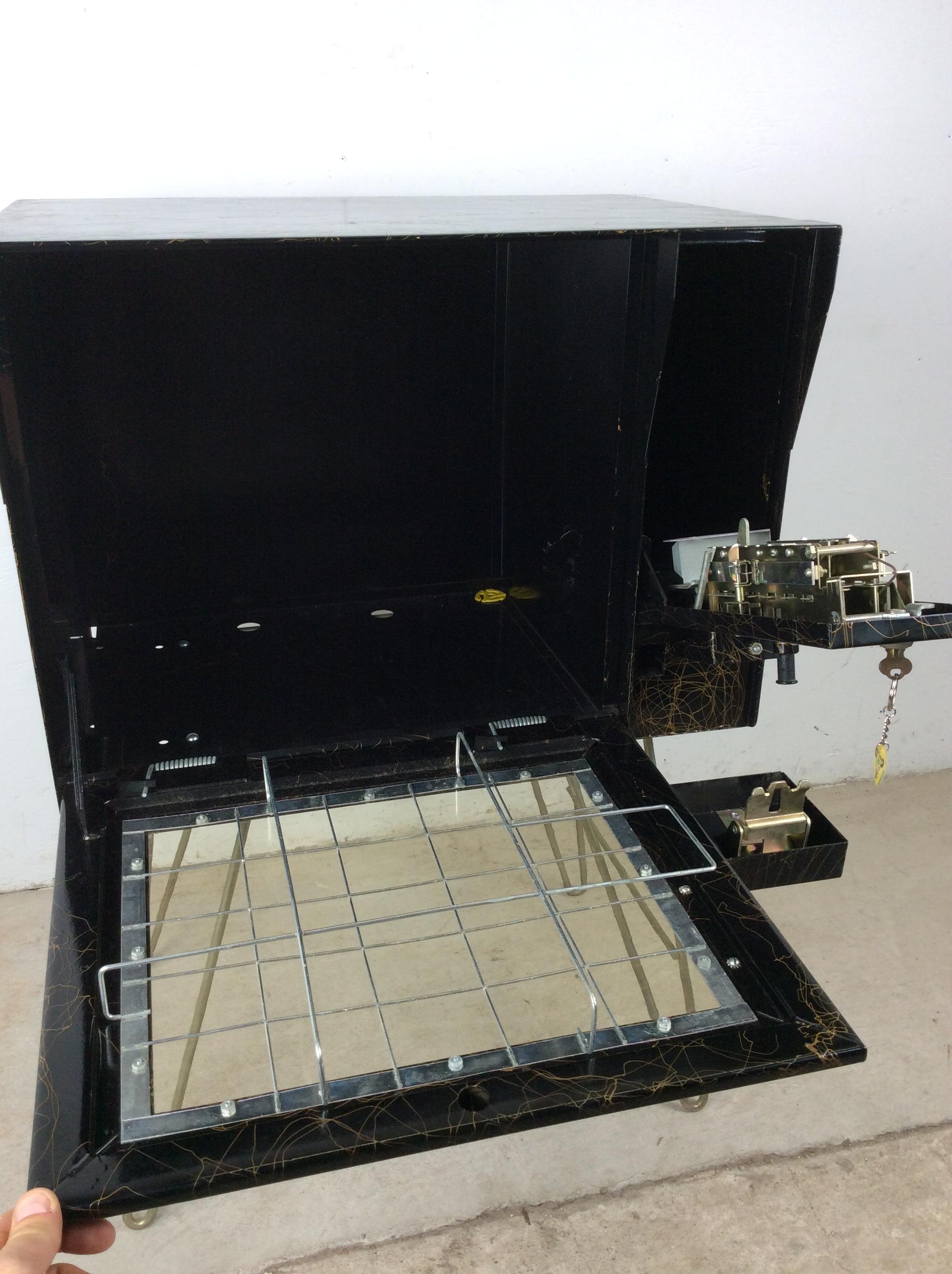 Máquina expendedora de periódicos independiente de mediados del siglo XX sobre patas de horquilla en venta 9