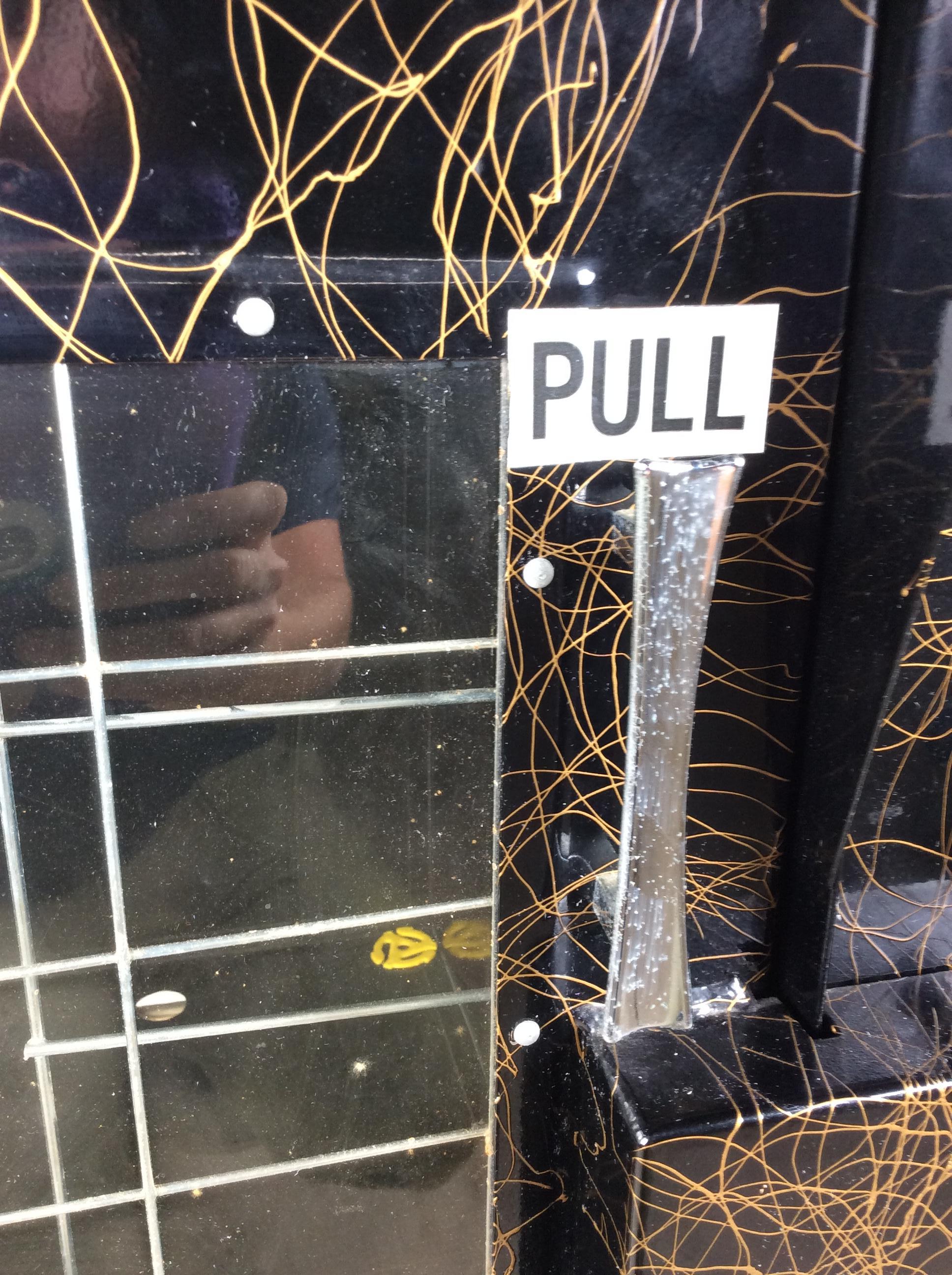 Máquina expendedora de periódicos independiente de mediados del siglo XX sobre patas de horquilla en venta 10