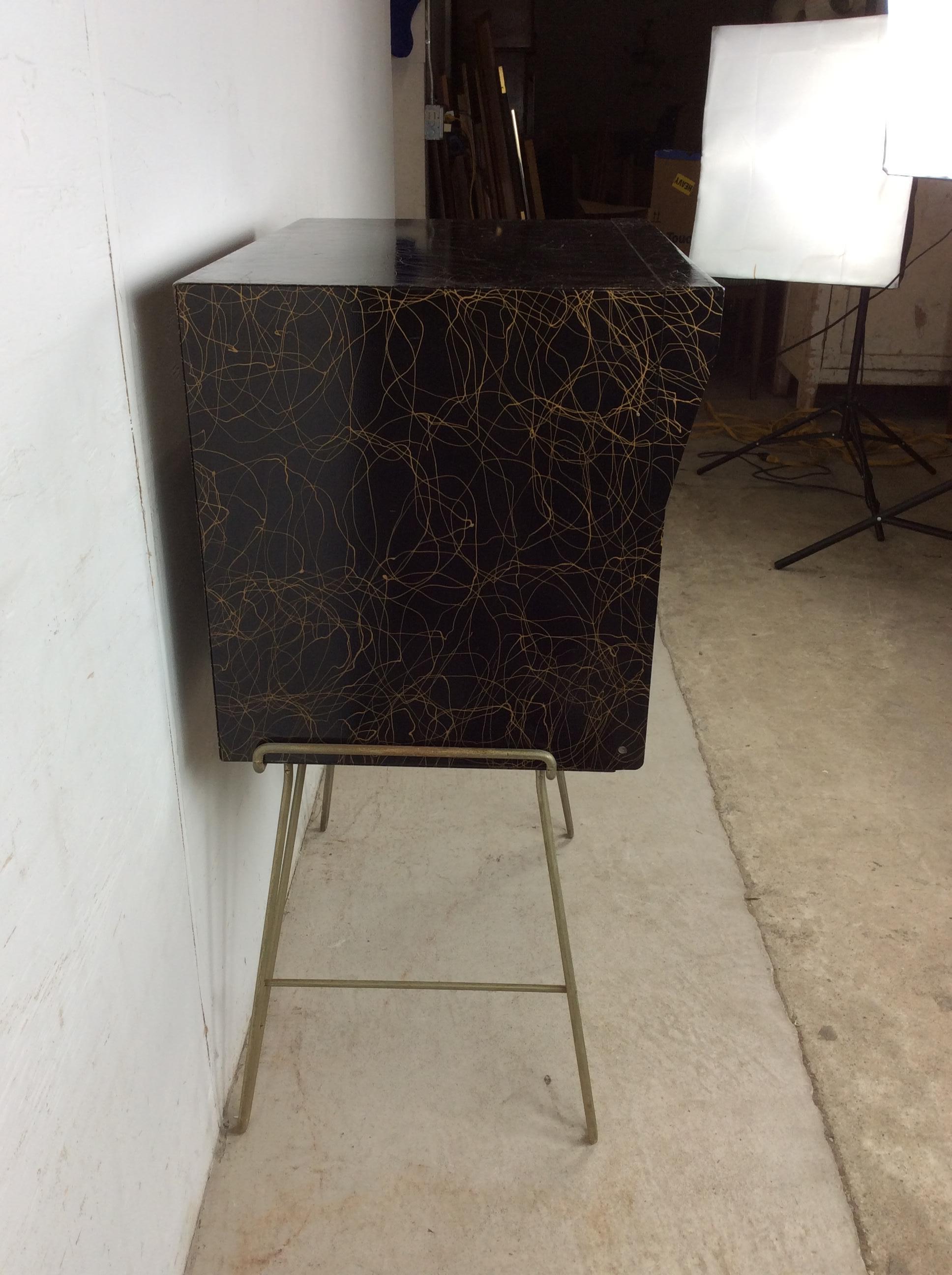 Máquina expendedora de periódicos independiente de mediados del siglo XX sobre patas de horquilla Estadounidense en venta