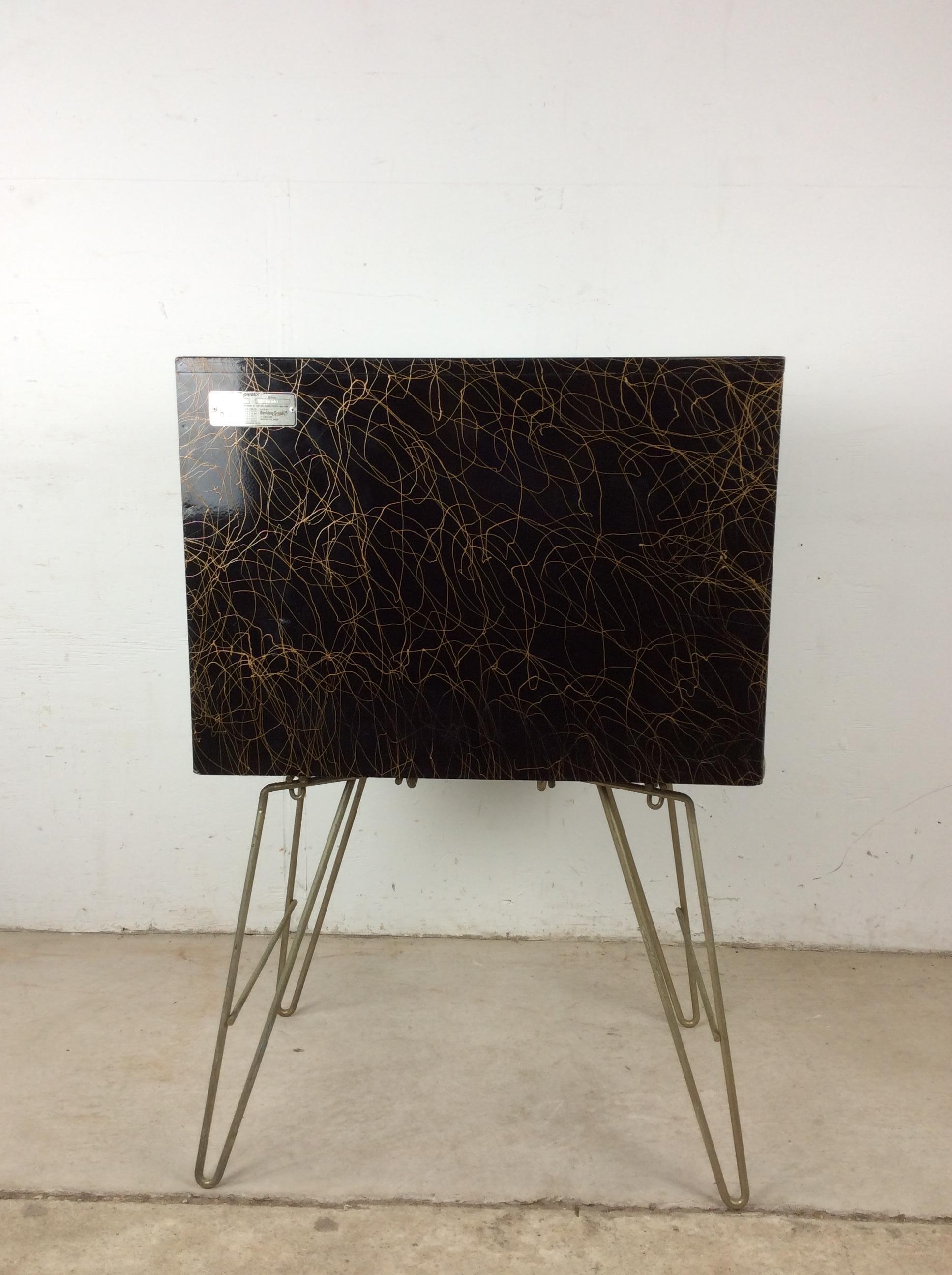 Máquina expendedora de periódicos independiente de mediados del siglo XX sobre patas de horquilla Metal en venta