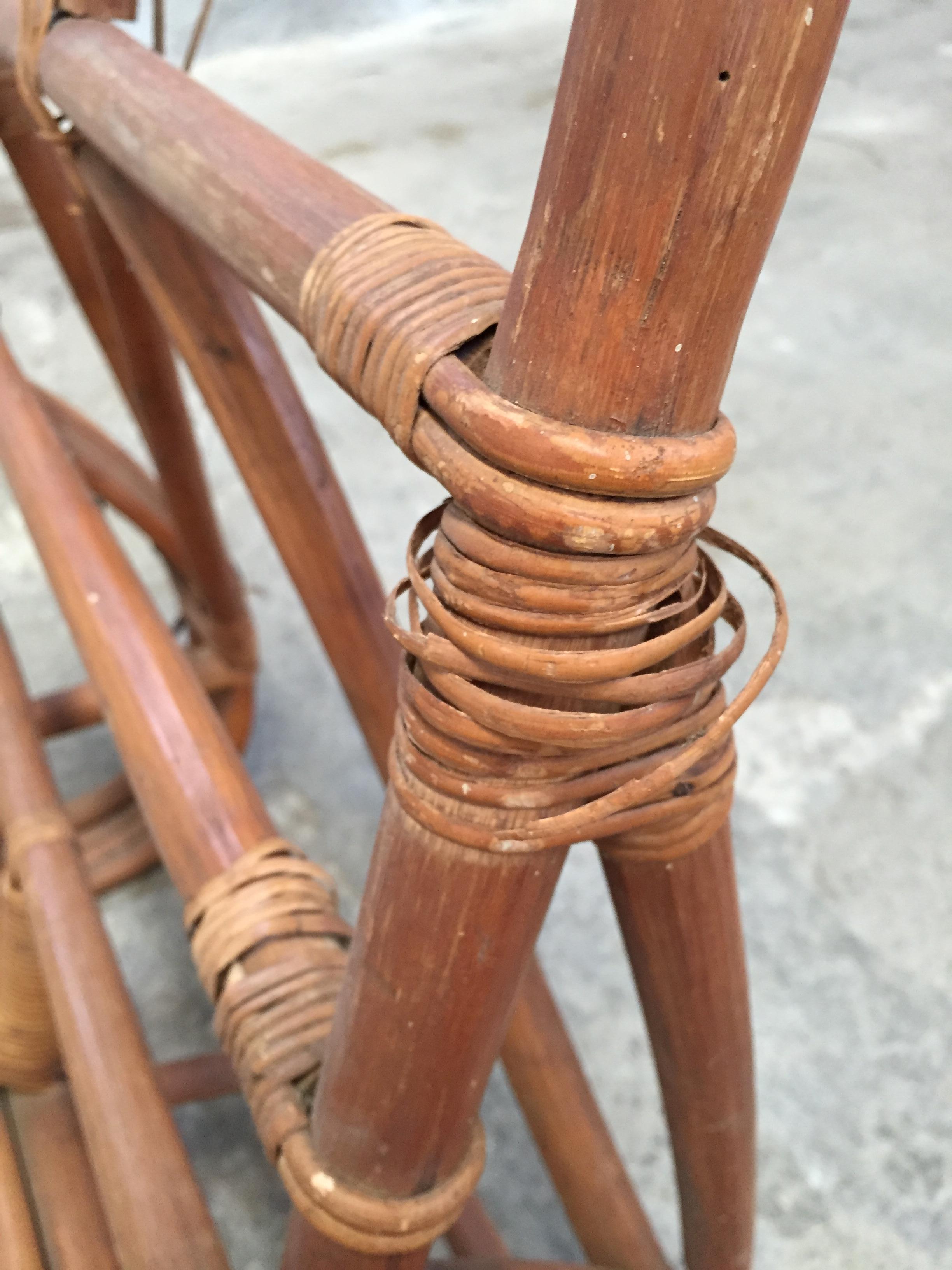 Fauteuil de salon en bambou à bras ronds 3/4 en forme de bretzel, de style français moderne du milieu du siècle, années 1970 en vente 4
