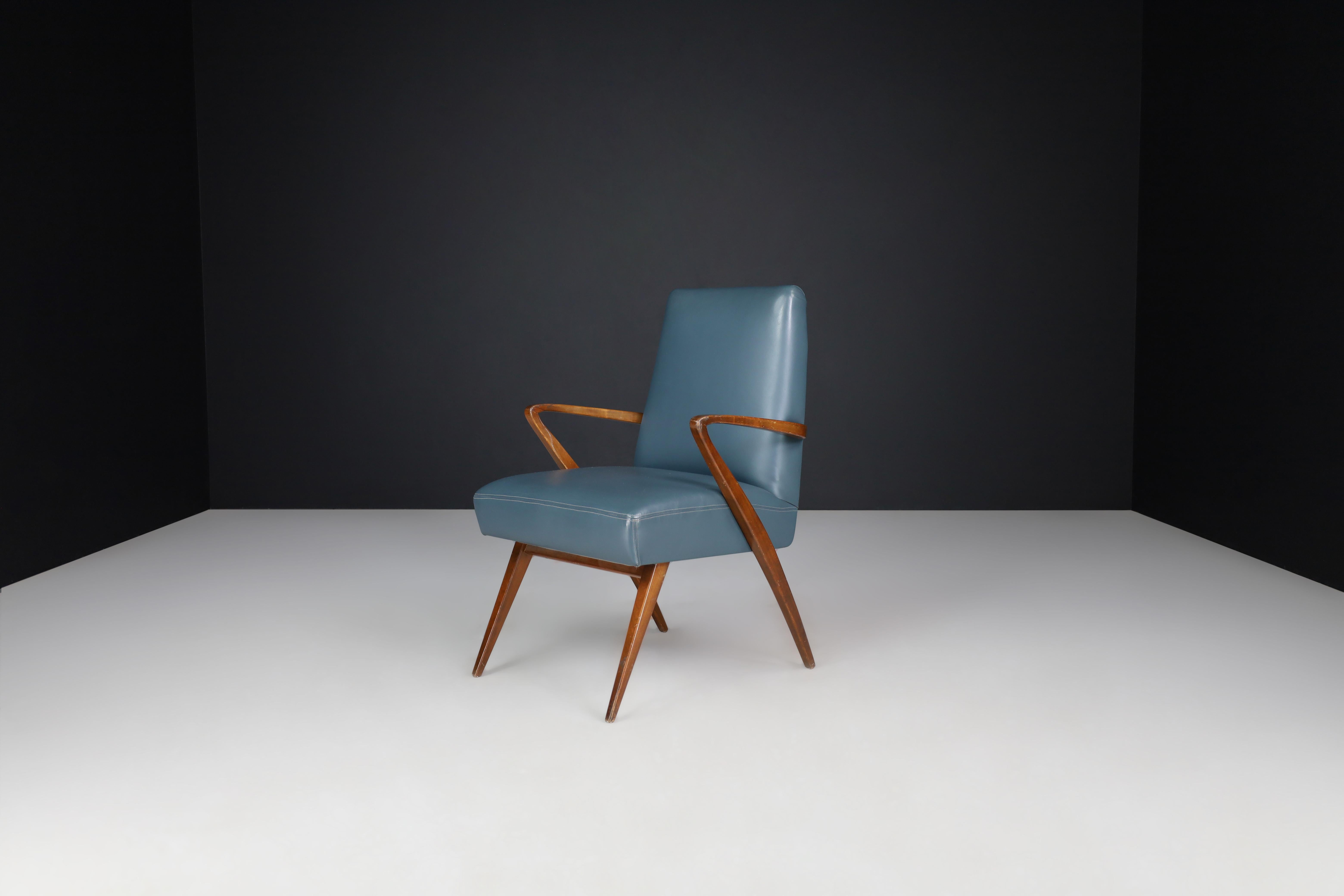 Sillón francés moderno de mediados de siglo en cuero azul, años 50 en venta 3