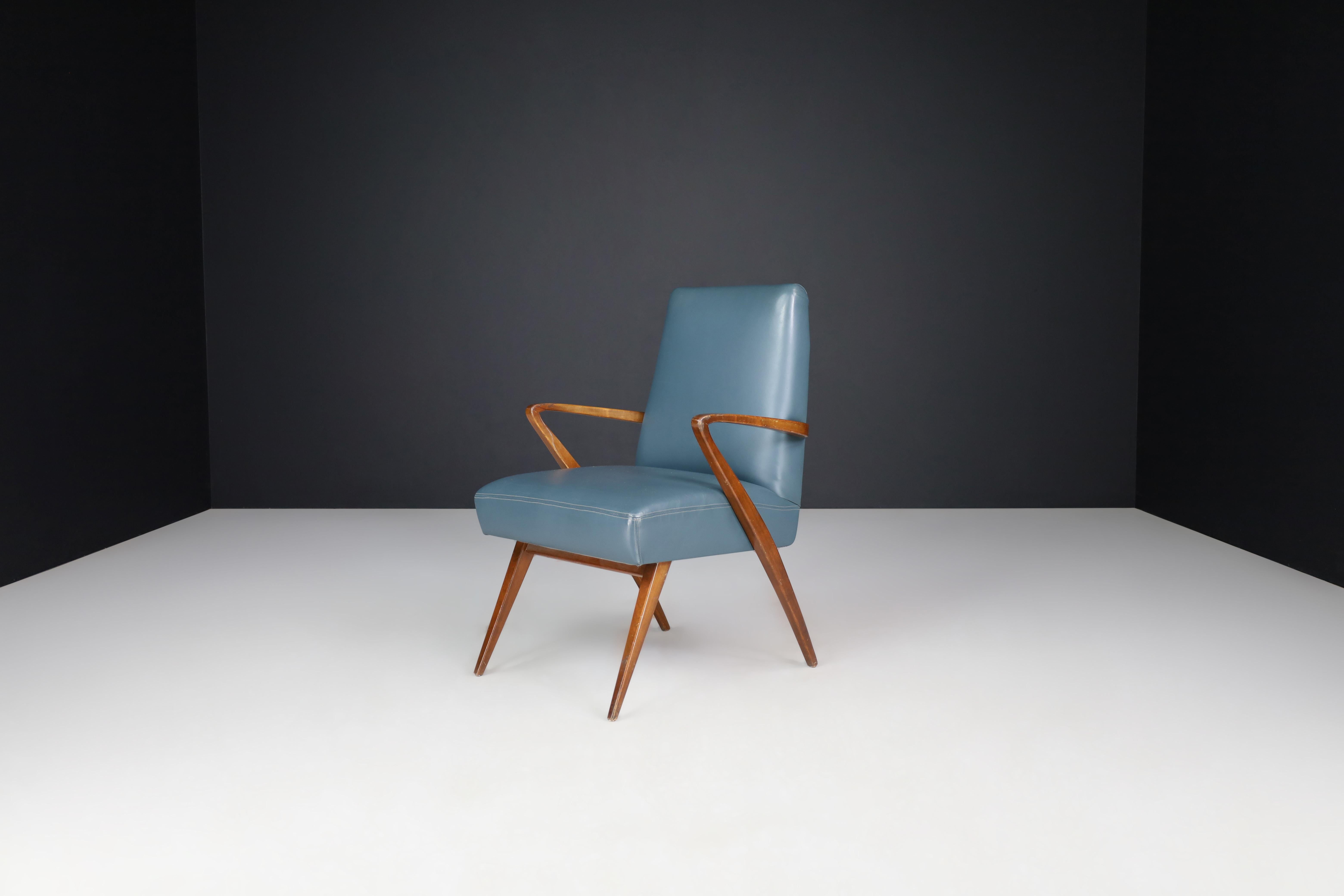 Sillón francés moderno de mediados de siglo en cuero azul, años 50

Este llamativo sillón moderno de mediados de siglo procede de Francia y data de la década de 1950, mostrando una elegante mezcla de forma, comodidad y artesanía. La silla presenta