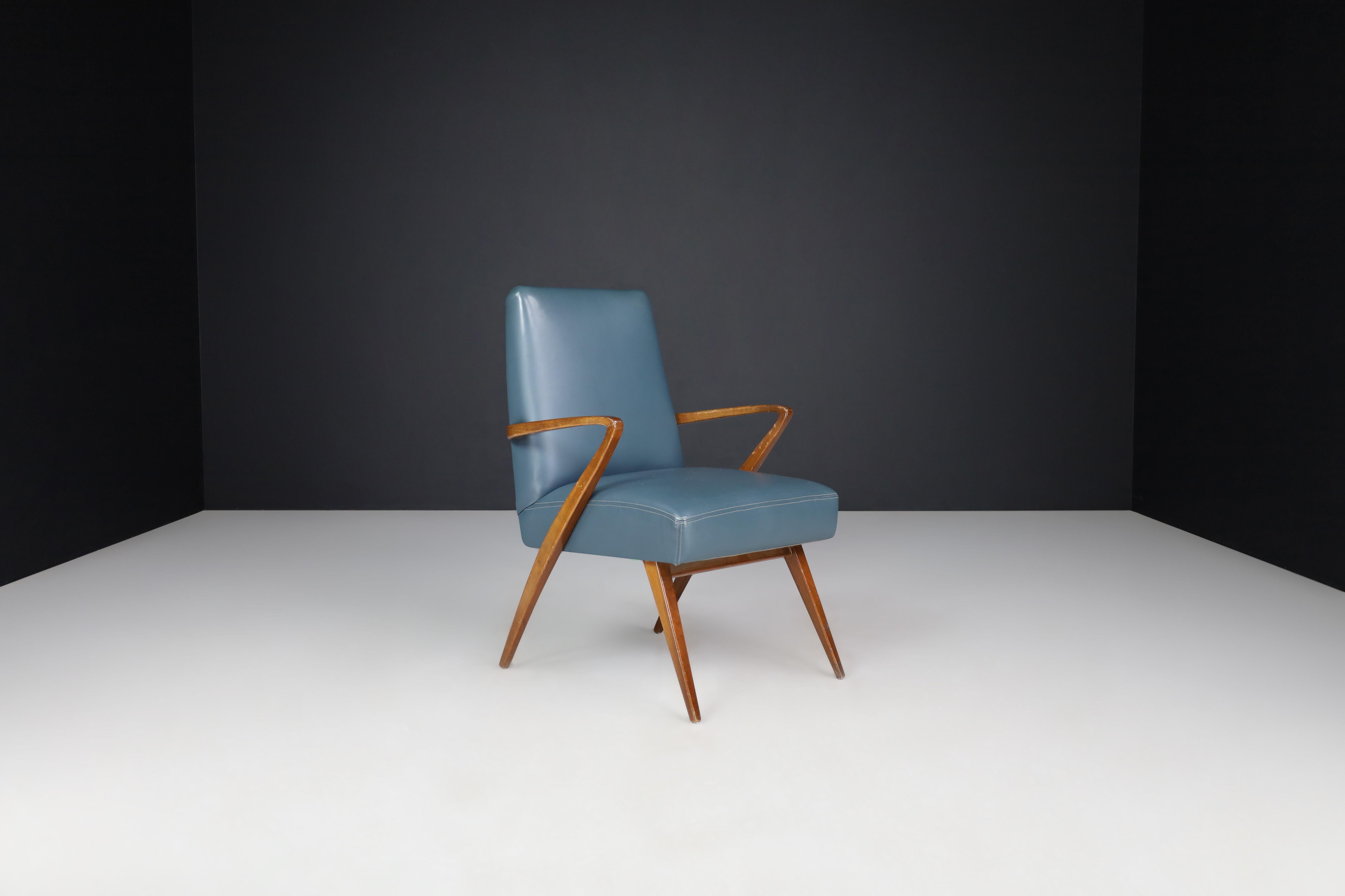 Sillón francés moderno de mediados de siglo en cuero azul, años 50 Moderno de mediados de siglo en venta