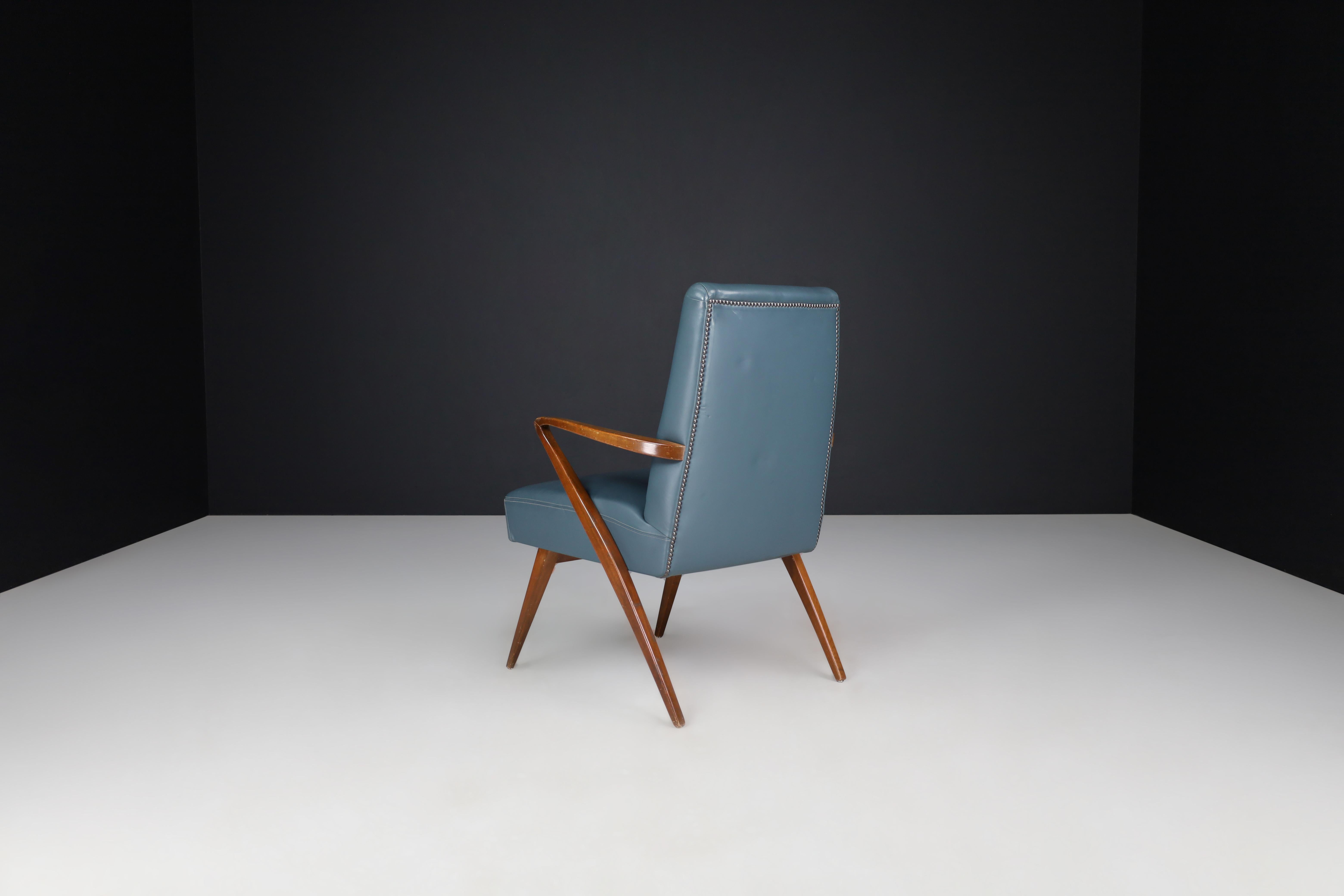 Sillón francés moderno de mediados de siglo en cuero azul, años 50 Francés en venta