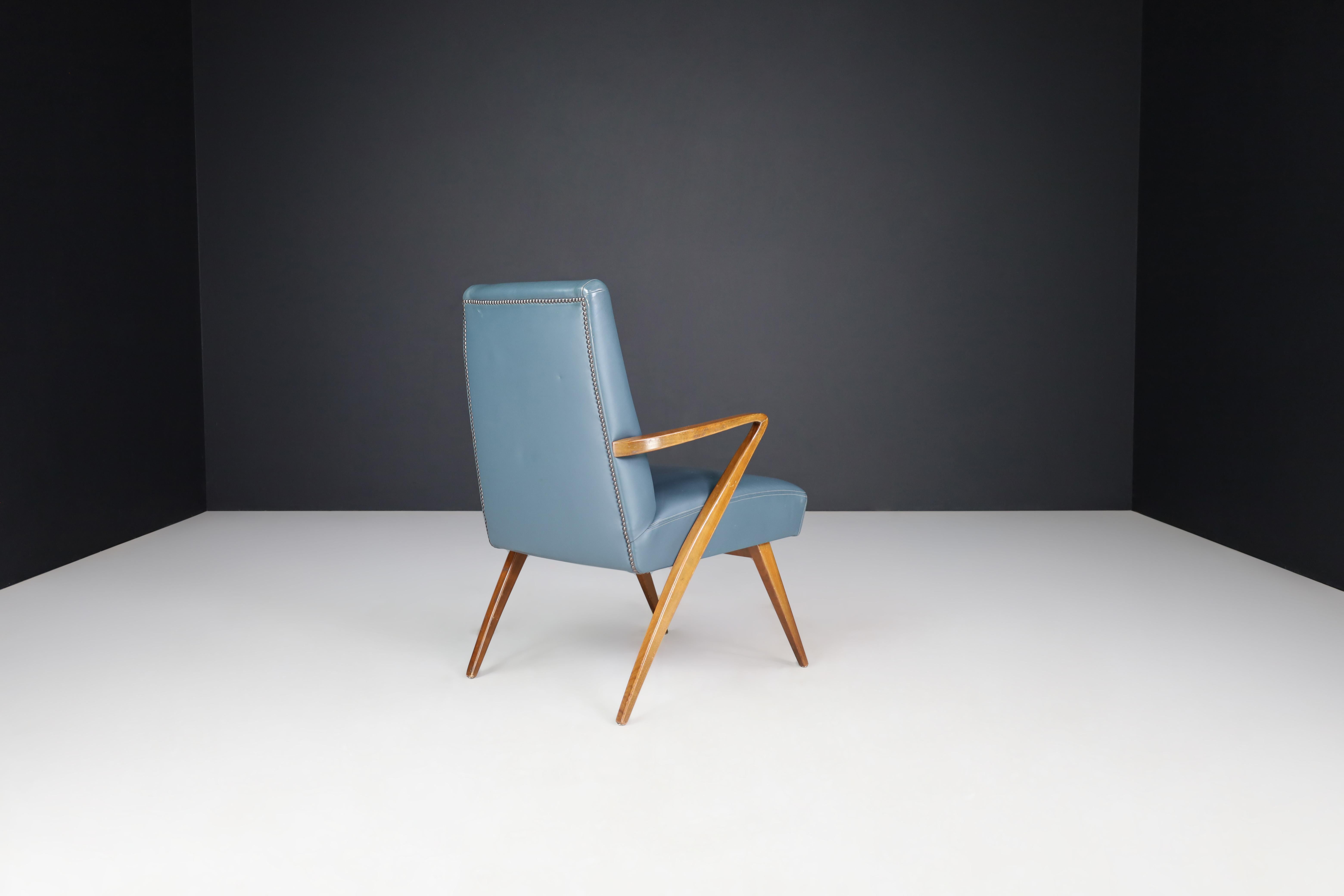 Sillón francés moderno de mediados de siglo en cuero azul, años 50 en Bueno estado para la venta en Almelo, NL
