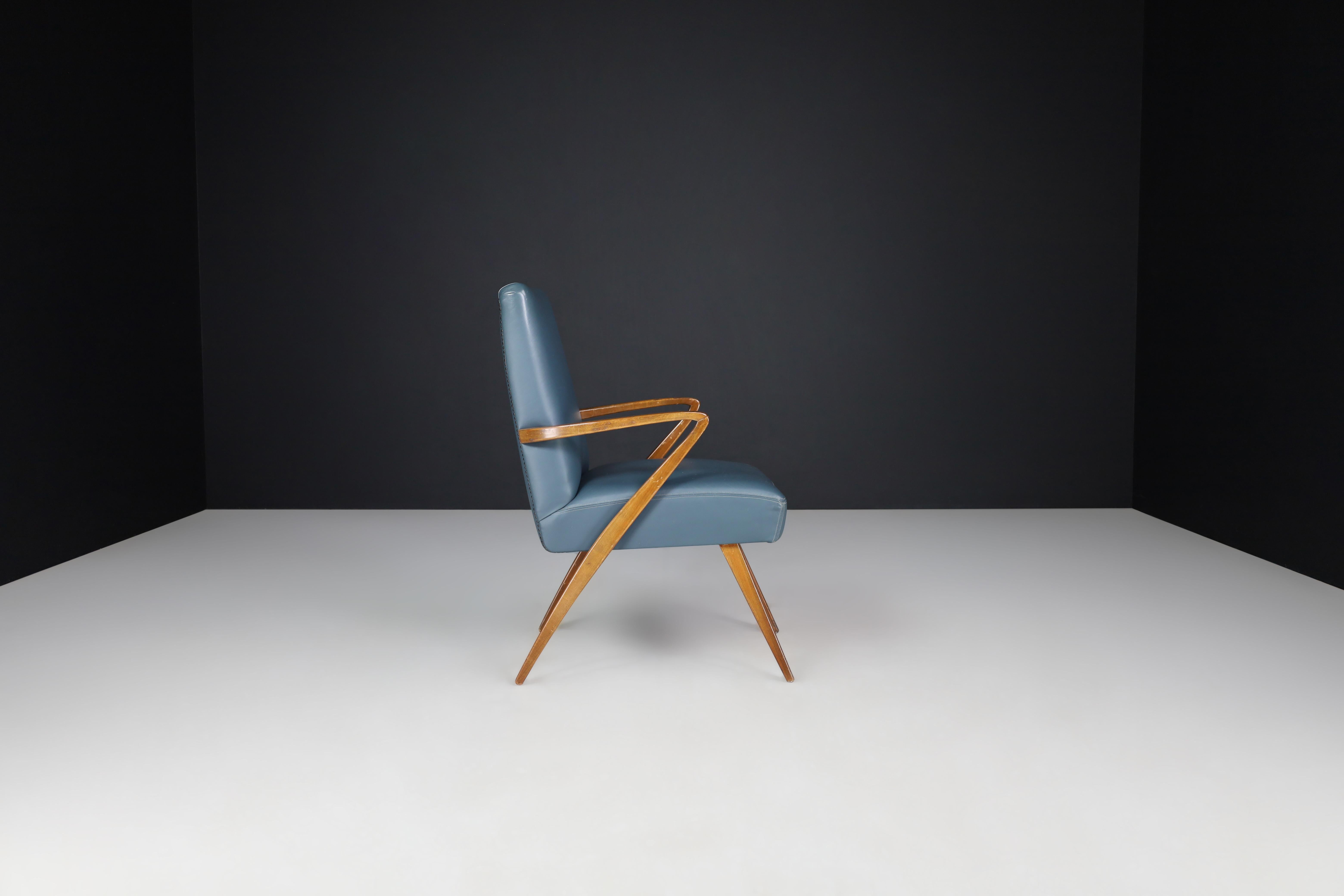 Sillón francés moderno de mediados de siglo en cuero azul, años 50 siglo XX en venta
