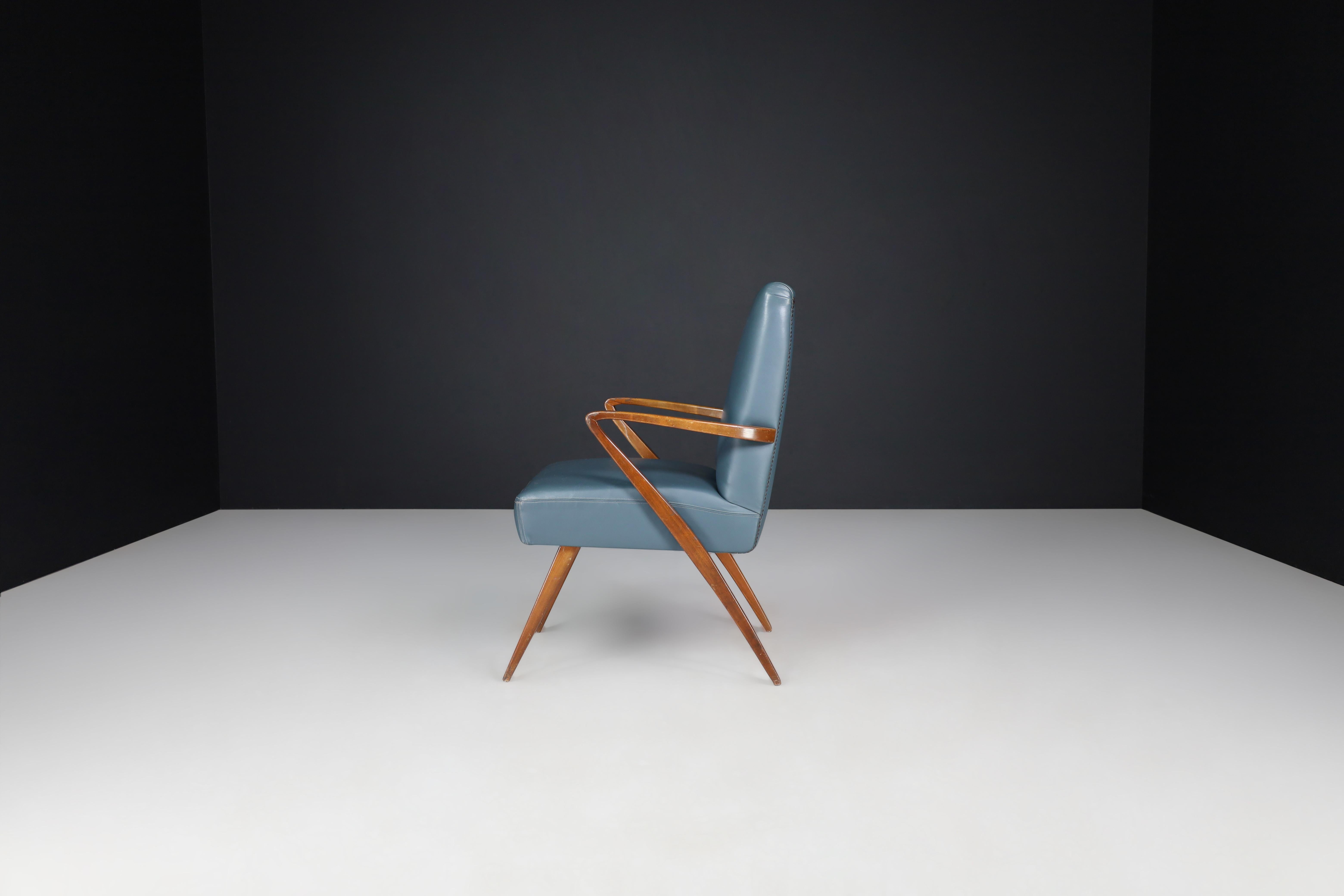 Sillón francés moderno de mediados de siglo en cuero azul, años 50 Cuero en venta