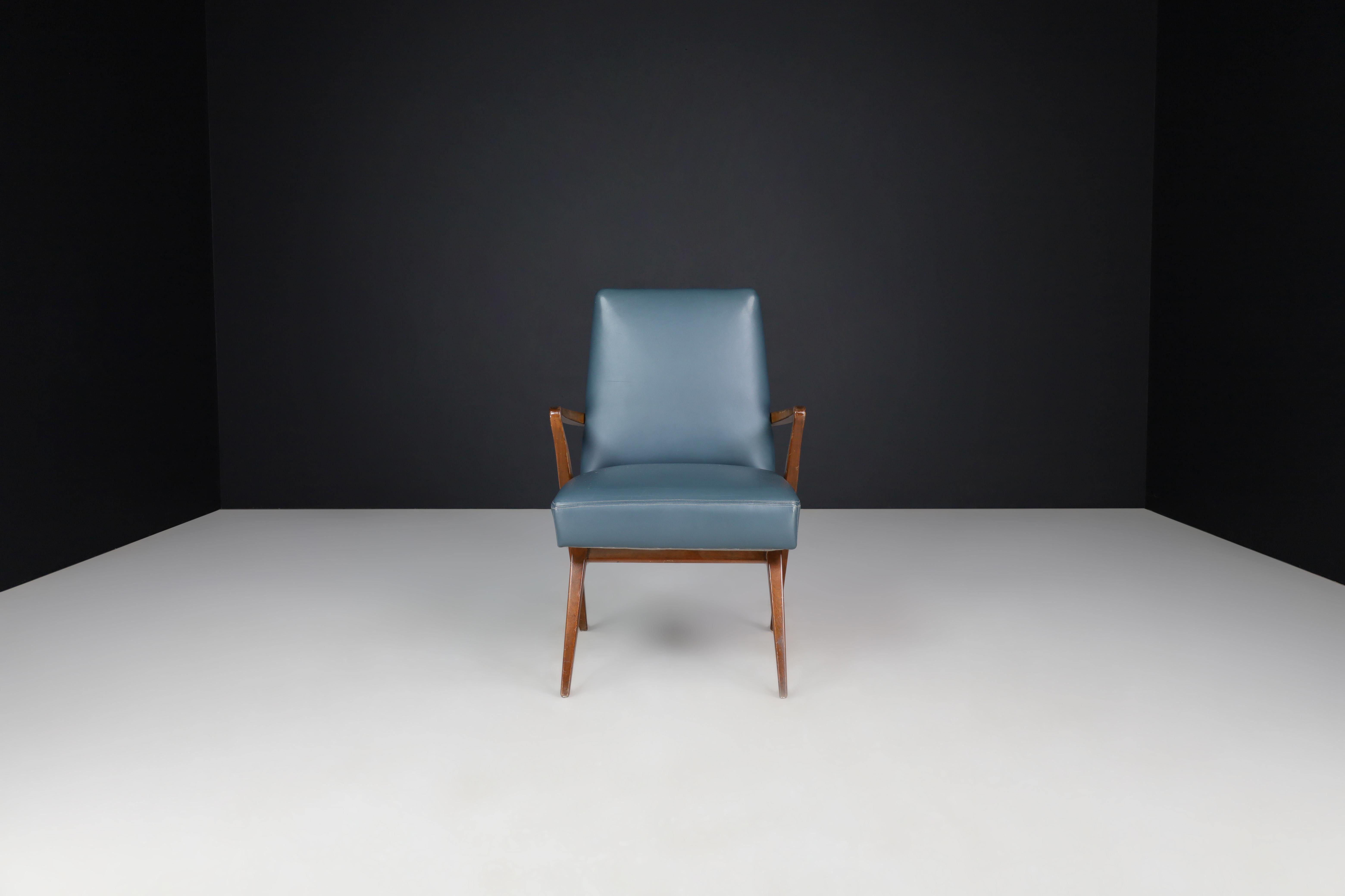 Sillón francés moderno de mediados de siglo en cuero azul, años 50 en venta 1