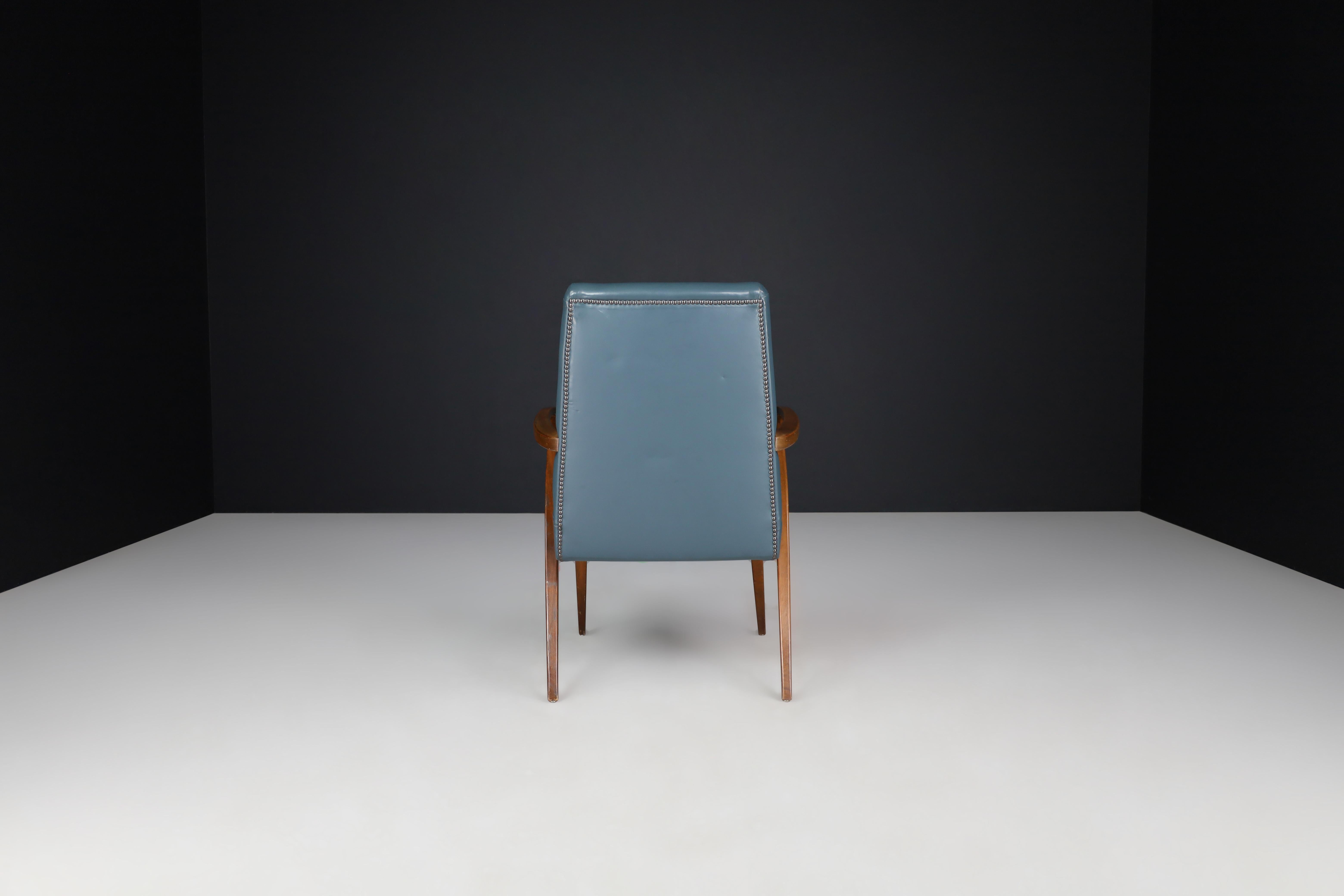 Sillón francés moderno de mediados de siglo en cuero azul, años 50 en venta 2