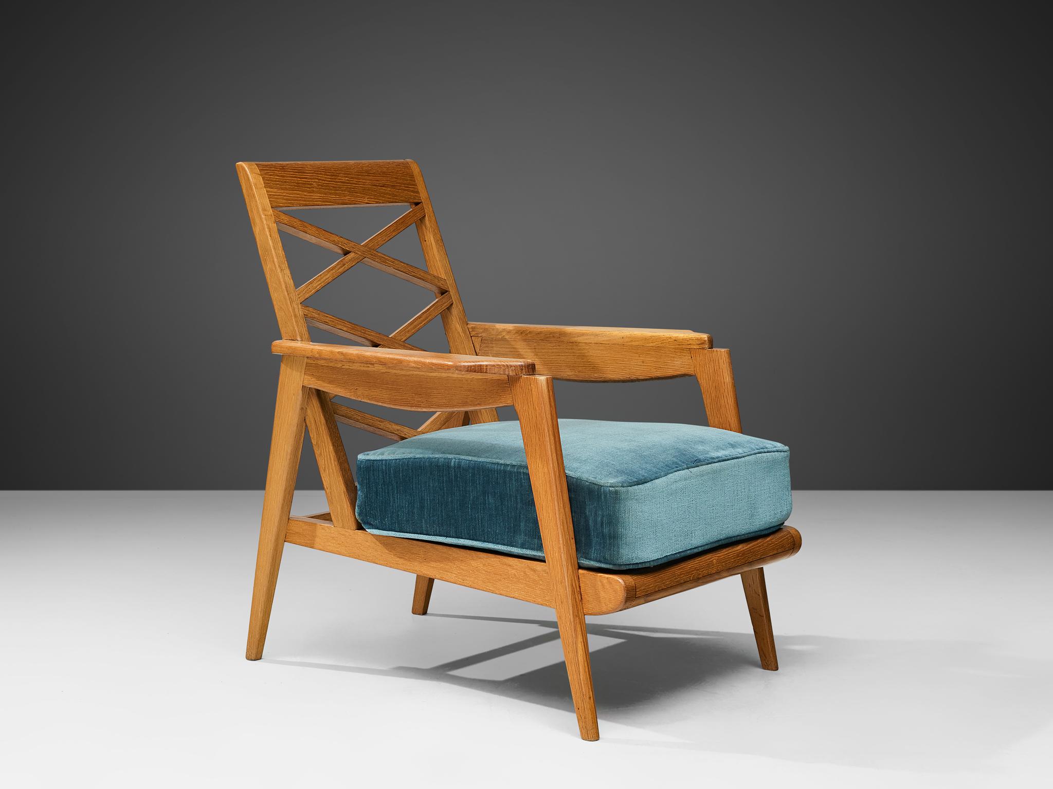 Poltrona francese moderna di metà secolo in Oak e velluto blu in vendita 3