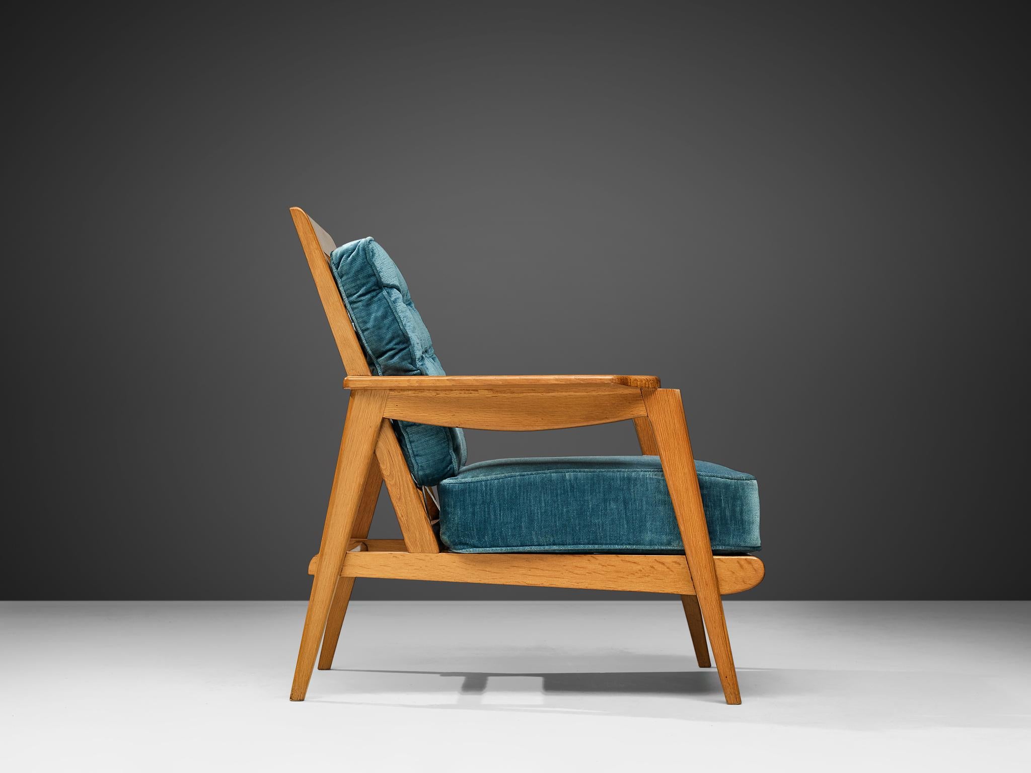 Poltrona francese moderna di metà secolo in Oak e velluto blu in vendita 4