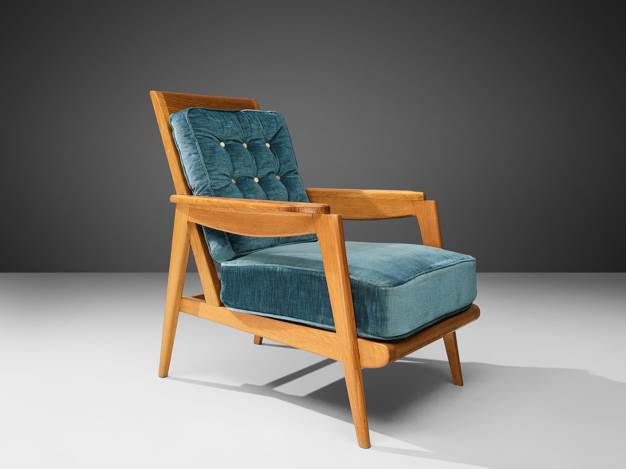 Poltrona, rovere massiccio, velluto, Francia, anni '50.

Questa sedia da salotto francese della metà del secolo scorso incarna un elegante equilibrio tra struttura e comfort, definito dalla struttura in Oak e dai cuscini in velluto blu. La forma è