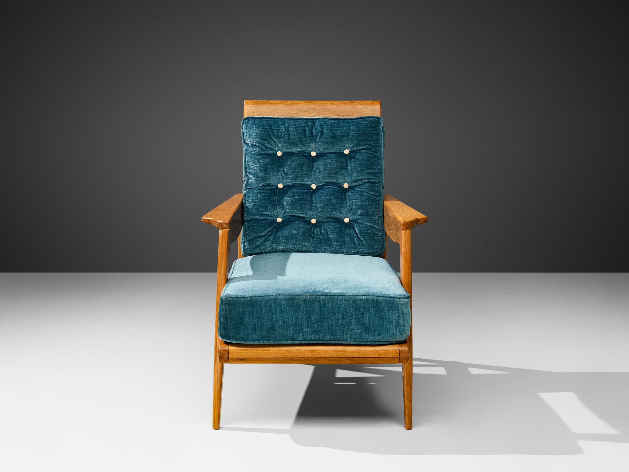 Mid-Century moderno Poltrona francese moderna di metà secolo in Oak e velluto blu in vendita