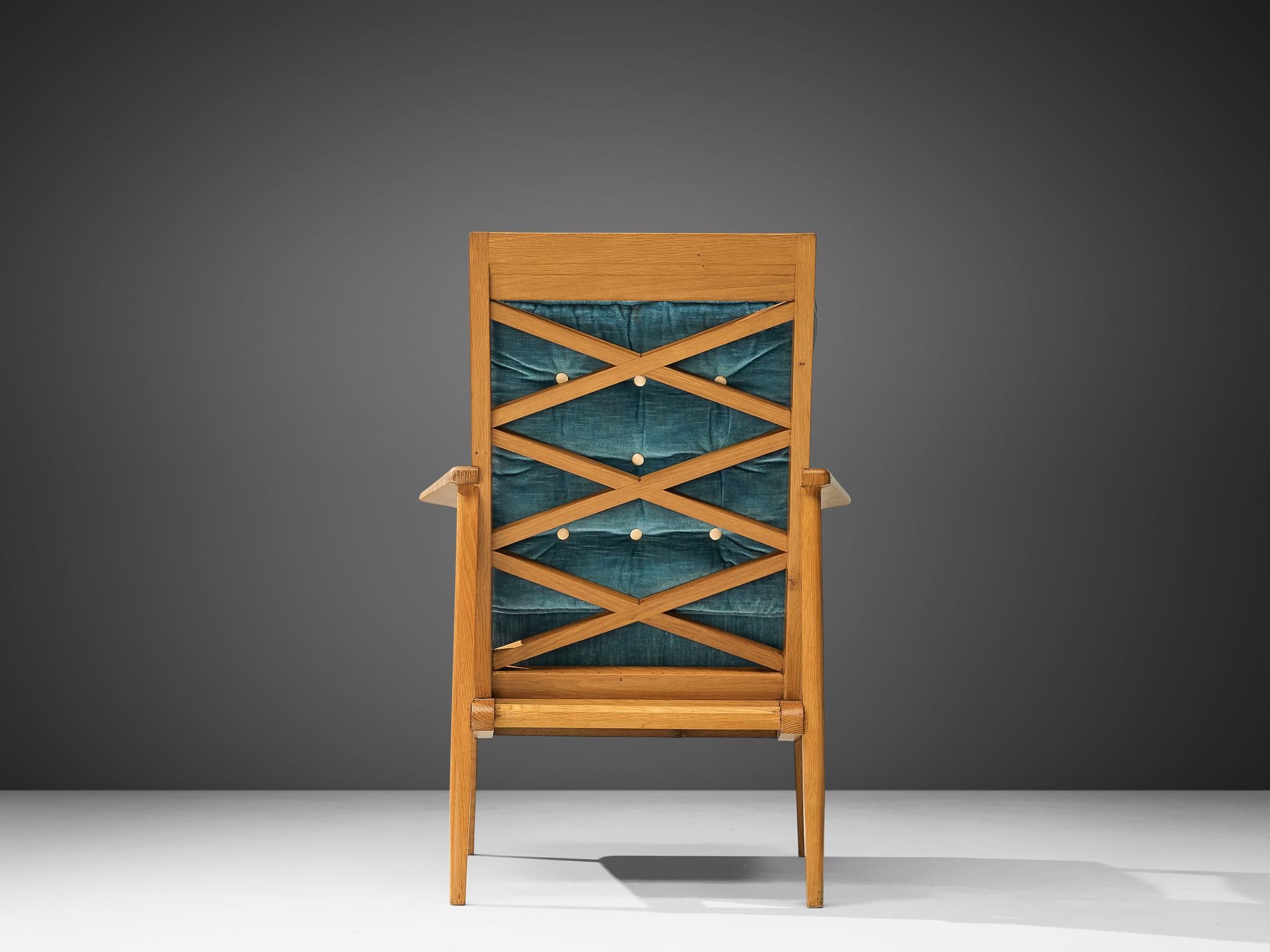 Velluto Poltrona francese moderna di metà secolo in Oak e velluto blu in vendita