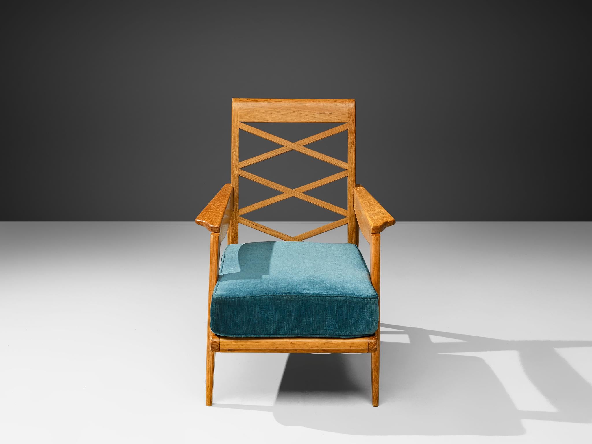 Poltrona francese moderna di metà secolo in Oak e velluto blu in vendita 2