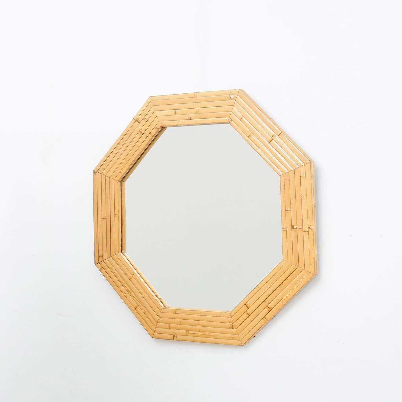 Mid-Century Modern bamboo mirror, circa 1960
Traditionally manufactured in French.
By unknown designer.

In original condition with minor wear consistent of age and use, preserving a beautiful patina.

Material:
Bamboo

Dimensions:
D 3 cm