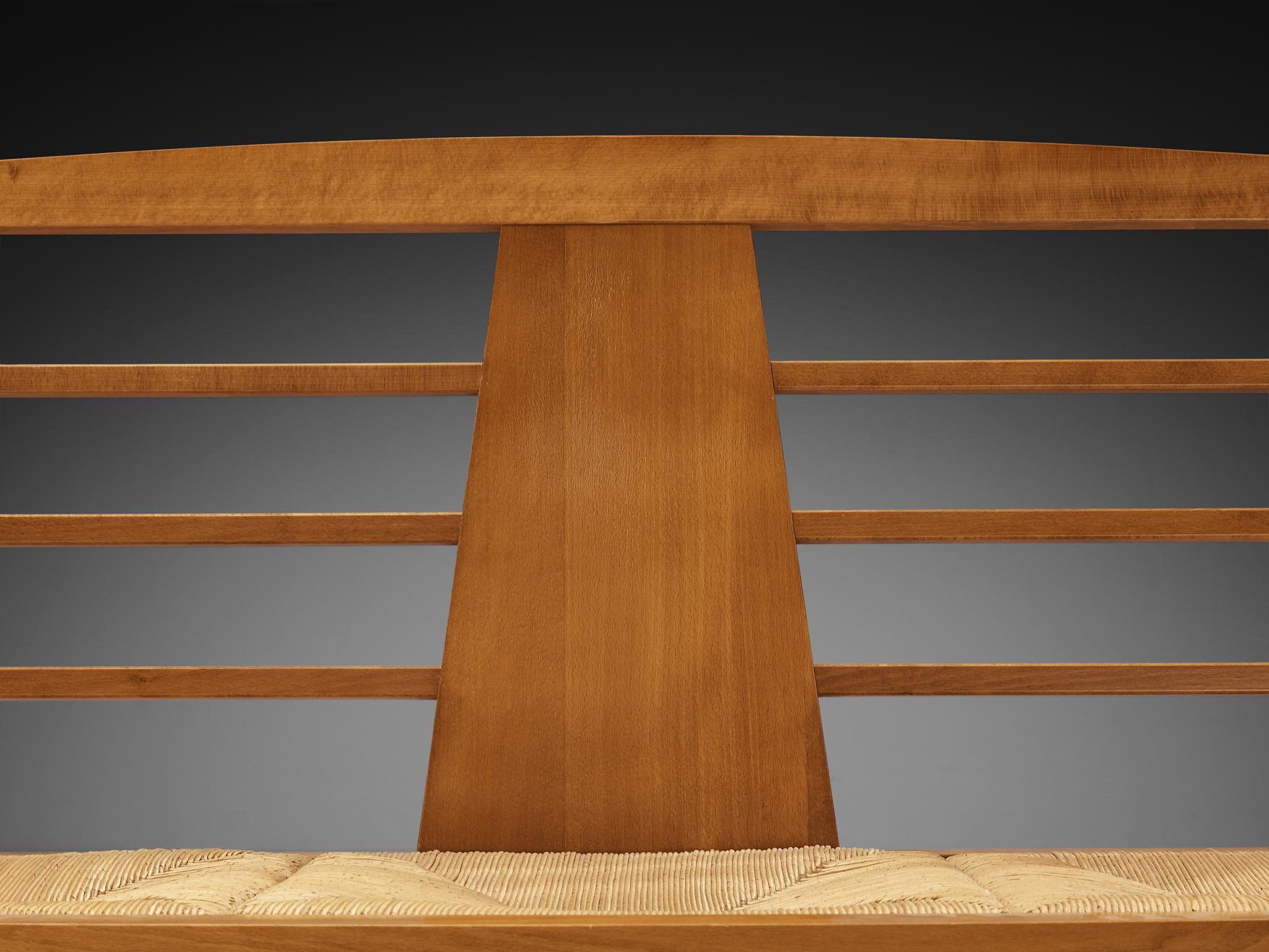 Banco francés moderno de mediados de siglo en madera cálida y junco en venta 3