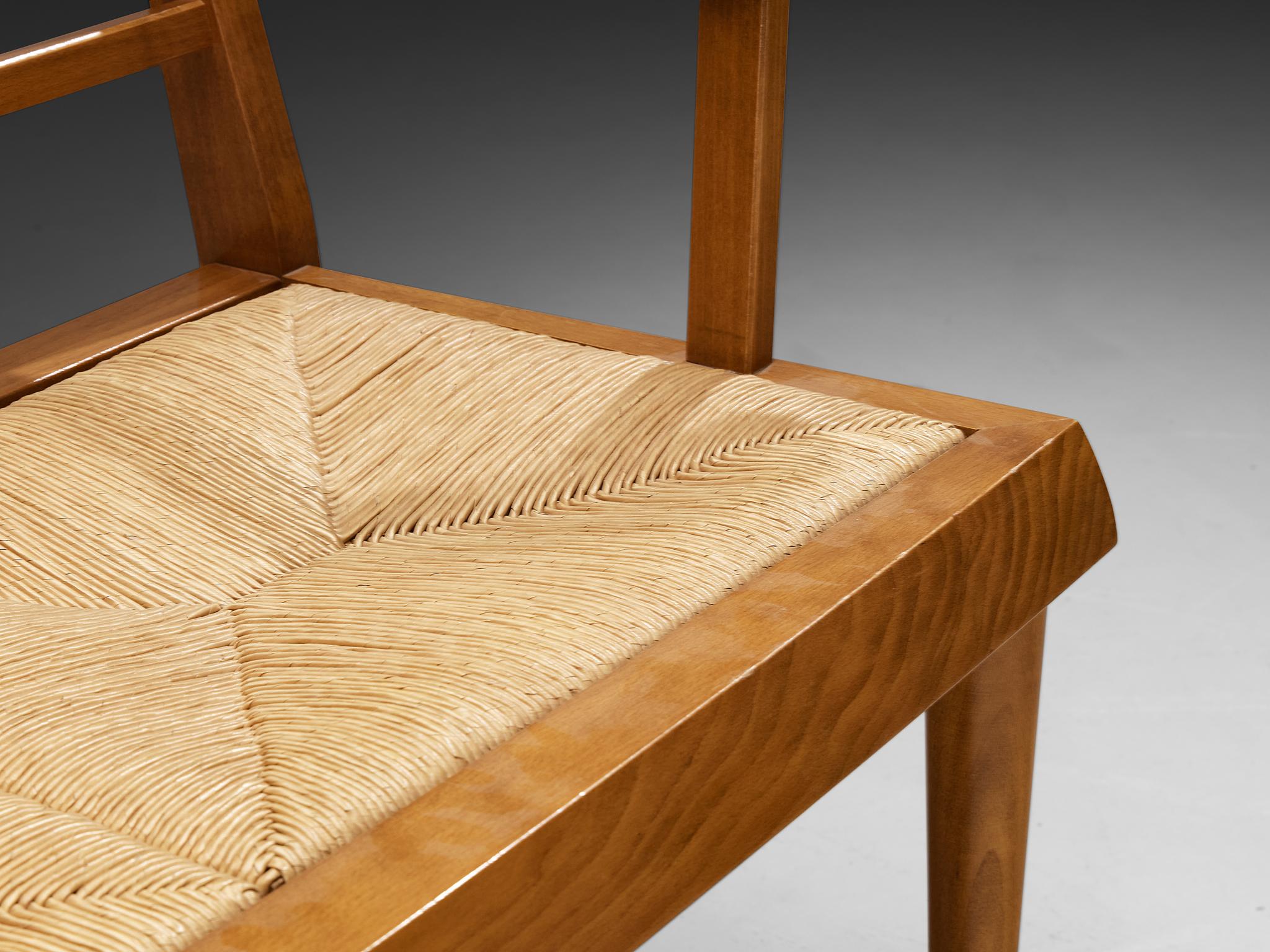 Banco francés moderno de mediados de siglo en madera cálida y junco Rush en venta