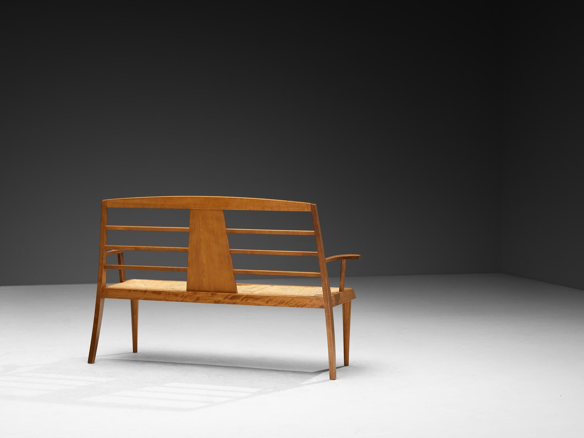 Banco francés moderno de mediados de siglo en madera cálida y junco en venta 1