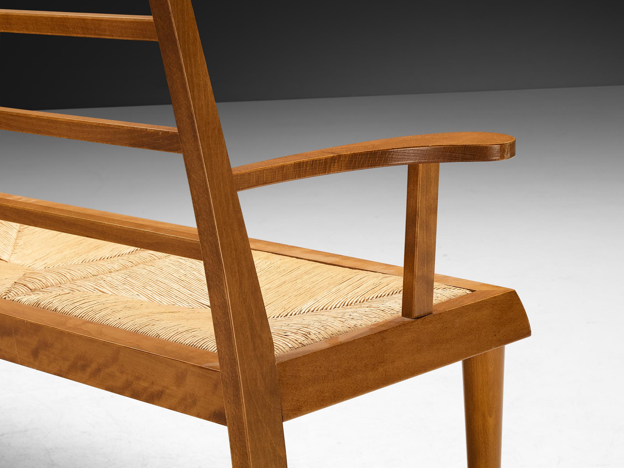 Banco francés moderno de mediados de siglo en madera cálida y junco en venta 2